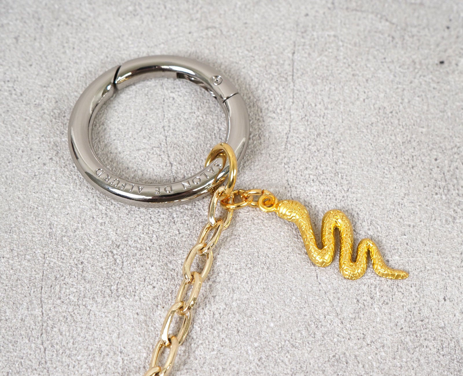 再生と成長を導く蛇モチーフをさりげなく取り入れました。