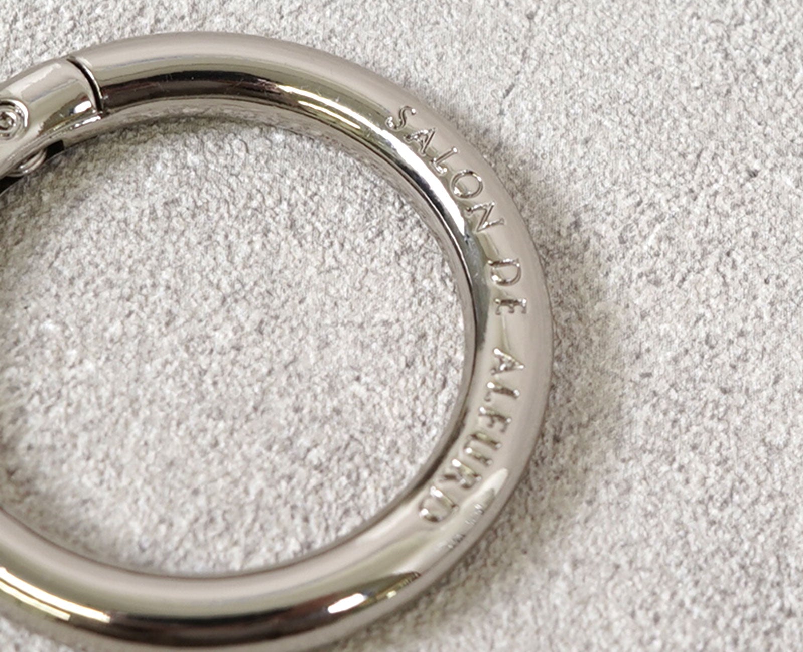 リングにはブランドのロゴを添えて。