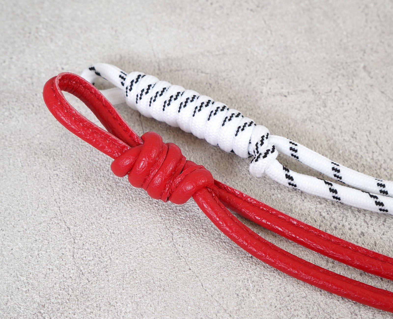 チャームにトレンド感あるアクセントを添える、ストラップ。