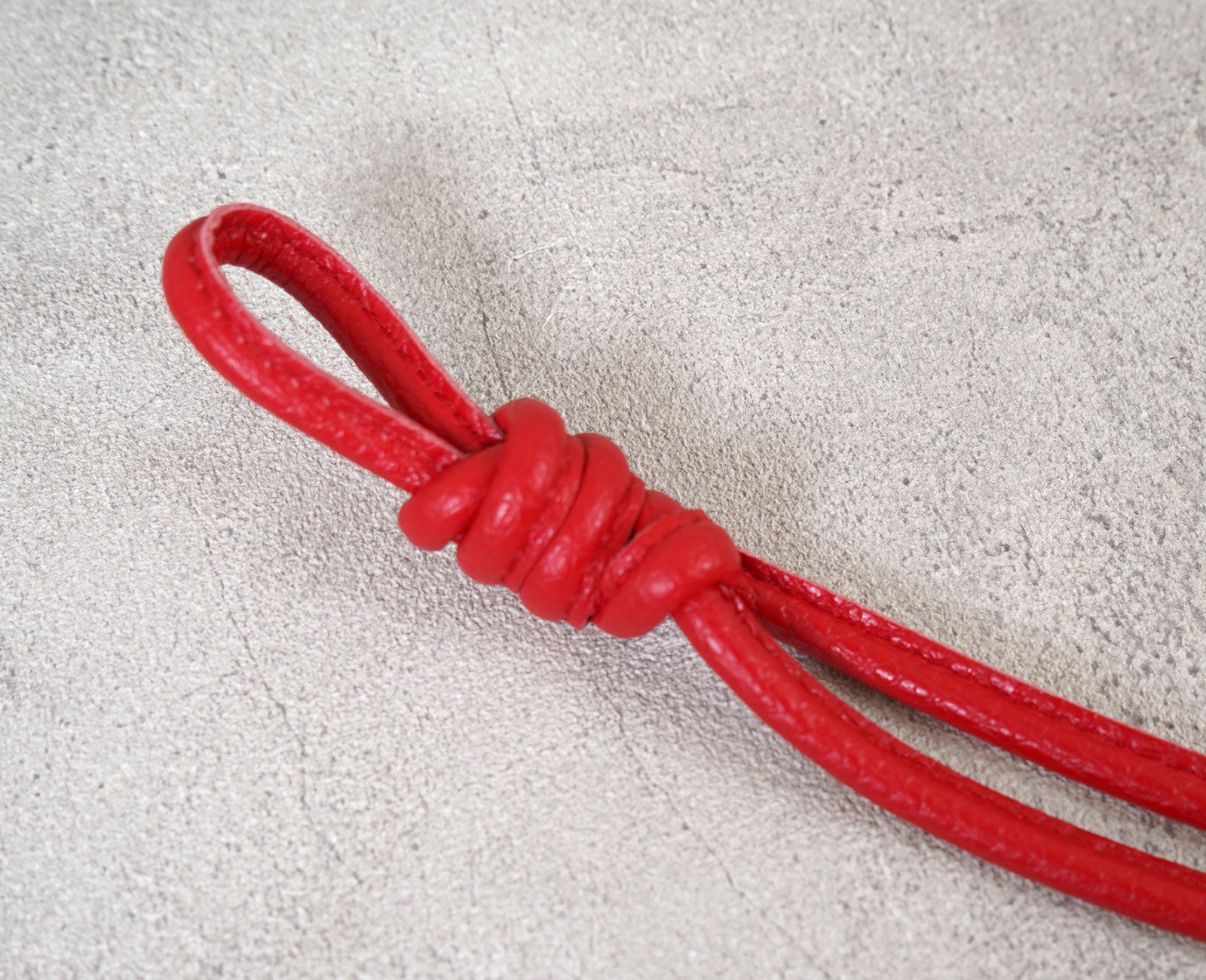 エネルギーを高める情熱的な「赤」を使用したレザーストラップ。