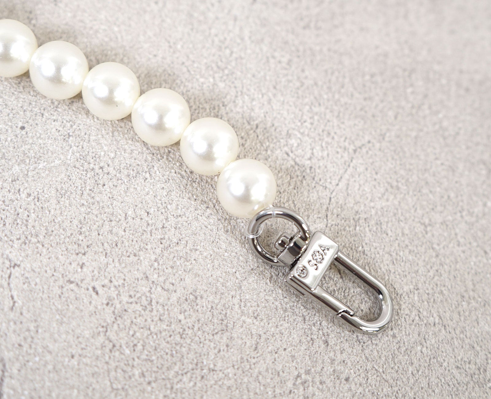 「健康」や「長寿」のパワーを持つと言われるパール。ロゴ入り金具を採用し、細部までこだわりました。