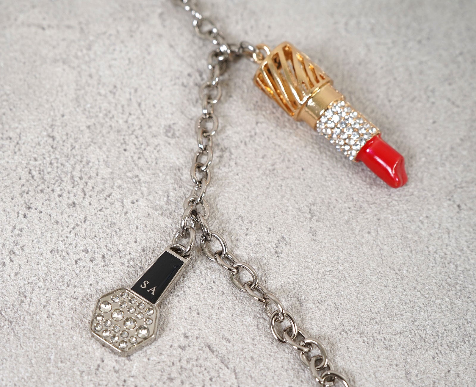 ラインストーンで華やかな遊び心を与えてくれます。