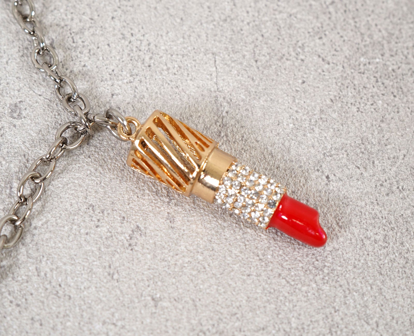 大人の女性らしい凛とした魅力を引き出してくれる赤リップモチーフ。