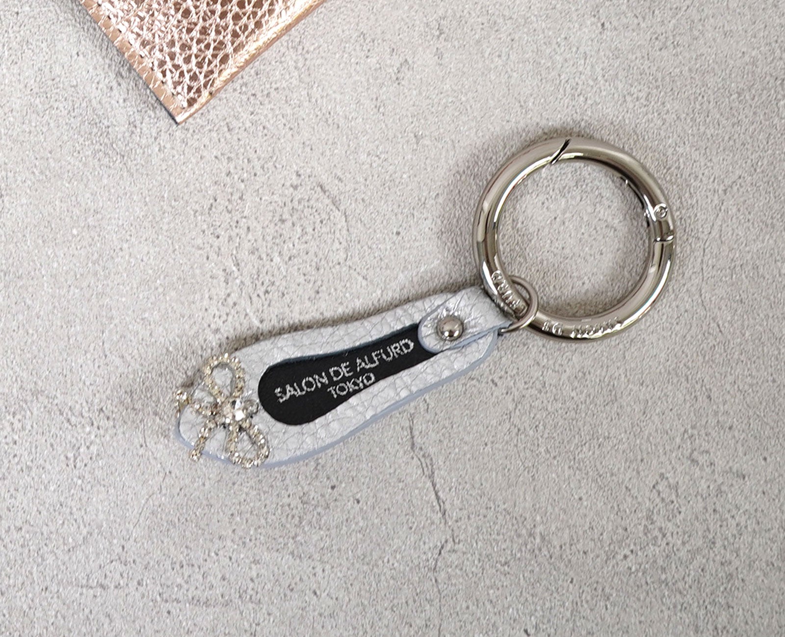 いつまでも背筋をスッと伸ばし、溌剌と歩く颯爽とした女性を象徴するパンプスをモチーフ。