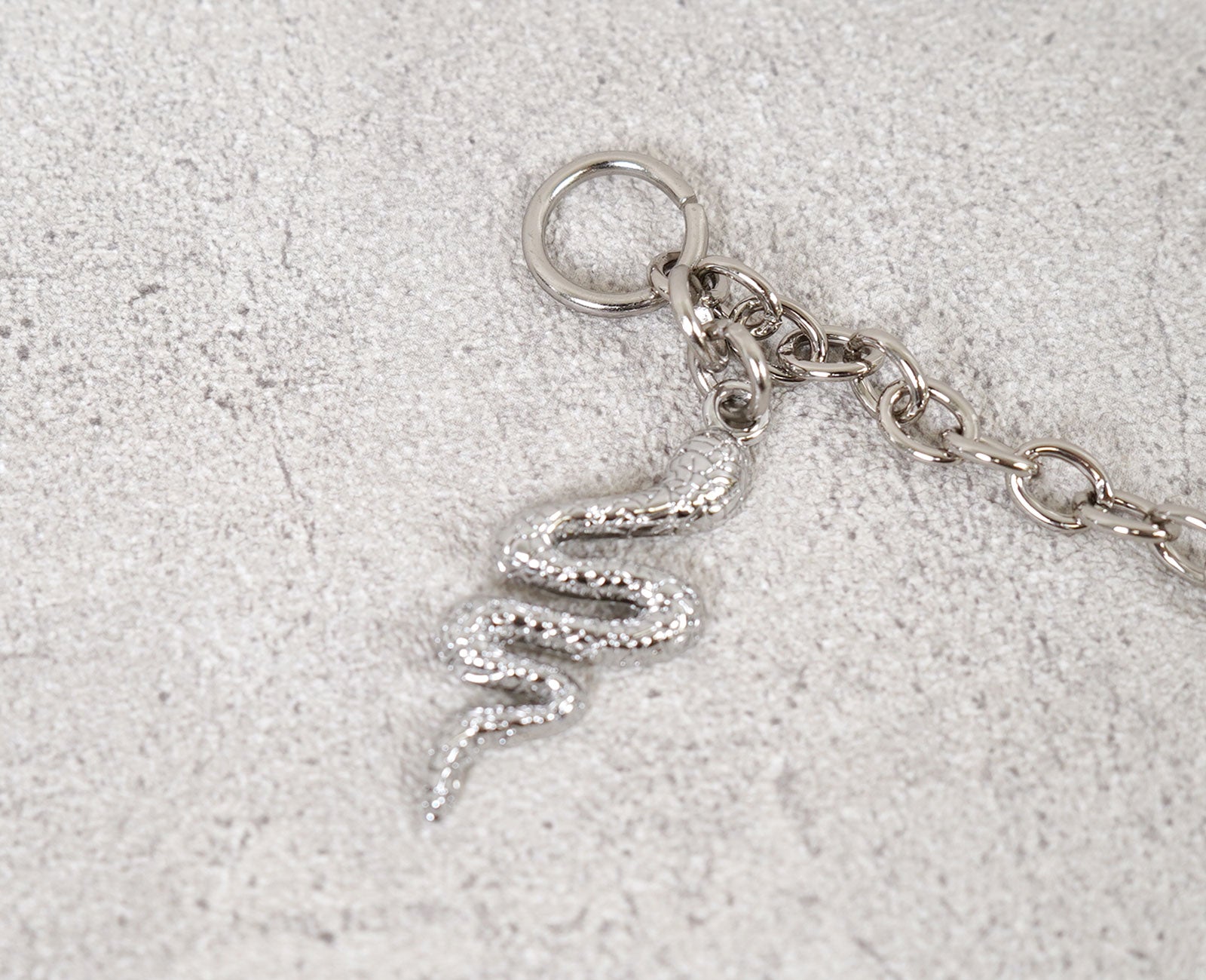 再生と成長を導く蛇モチーフをさりげなく取り入れました。