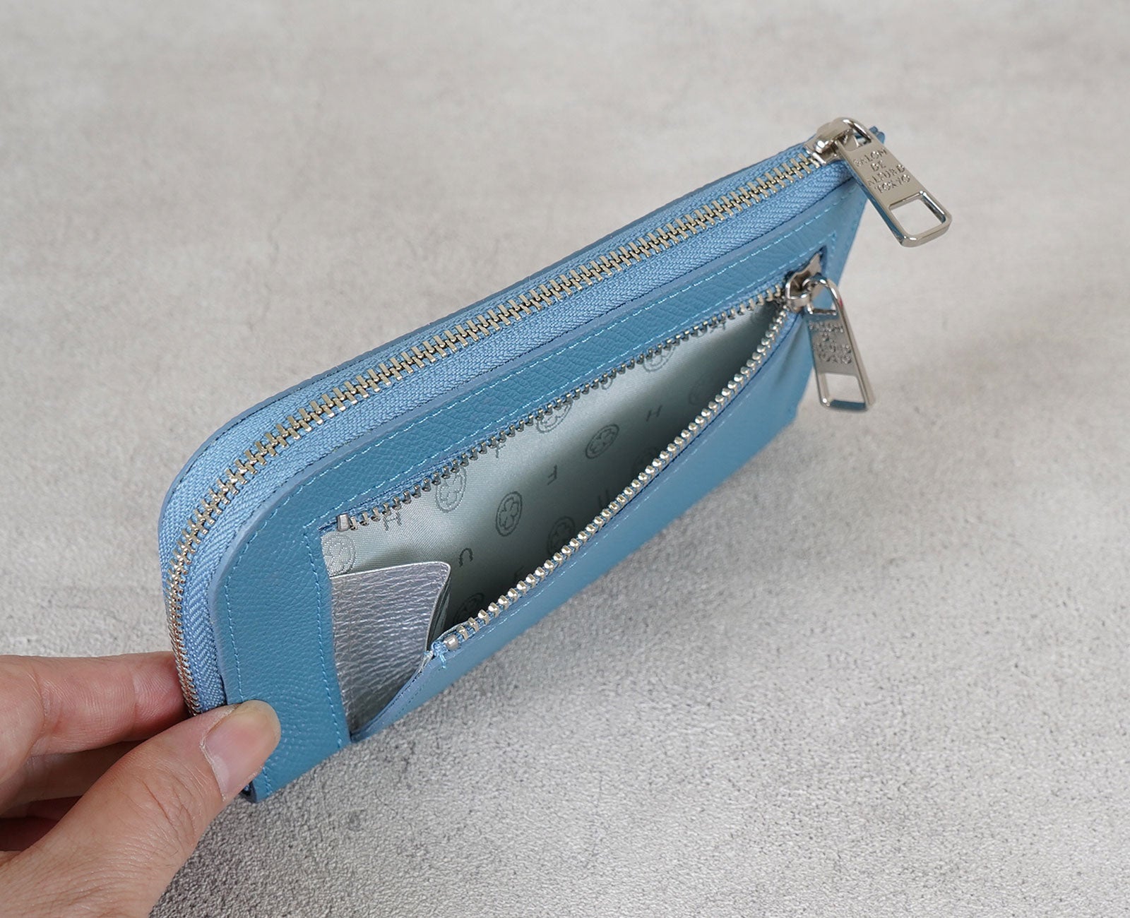 裏面には便利なファスナーポケットを装備
