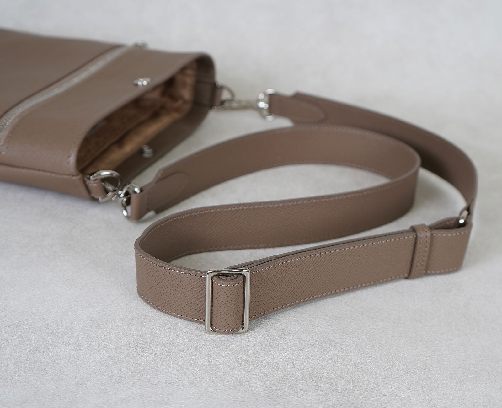 幅3cmのグレインドカーフレザーショルダーで、肩への負担がふっと軽く。
長さは自在に調節でき、しなやかで上質なレザーがやさしく支えます。