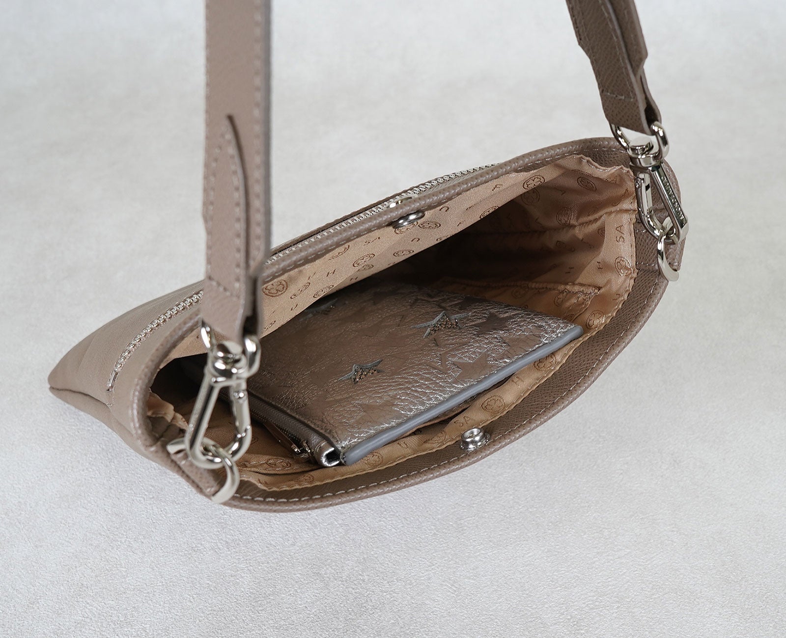 長財布も、すっきり収まる。 スナップボタンでしっかりホールド