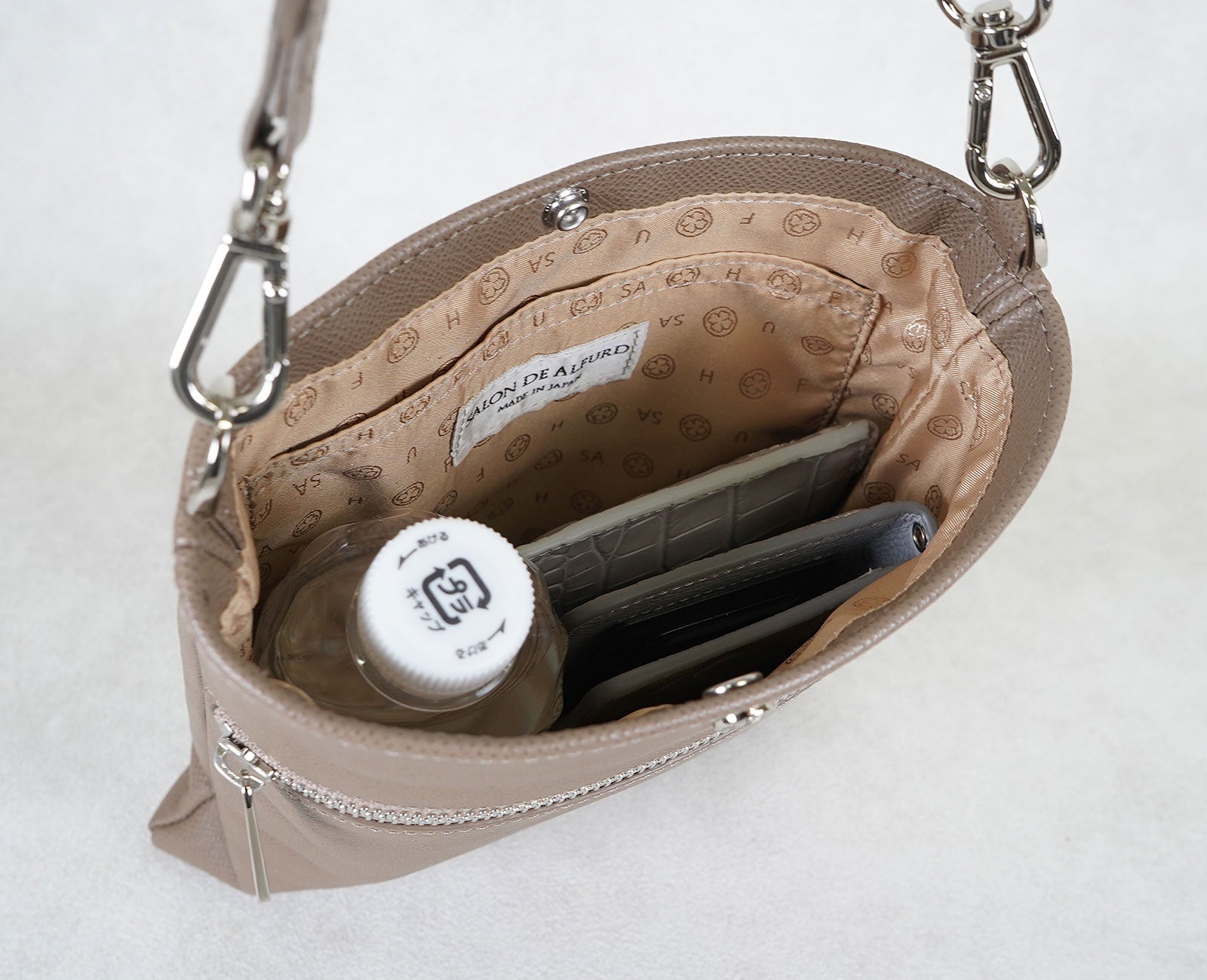 ペットボトルの隣にお財布がすっきり収まるから、バッグの中もスマートに。 厚みが出にくい、理想のサイズ感です