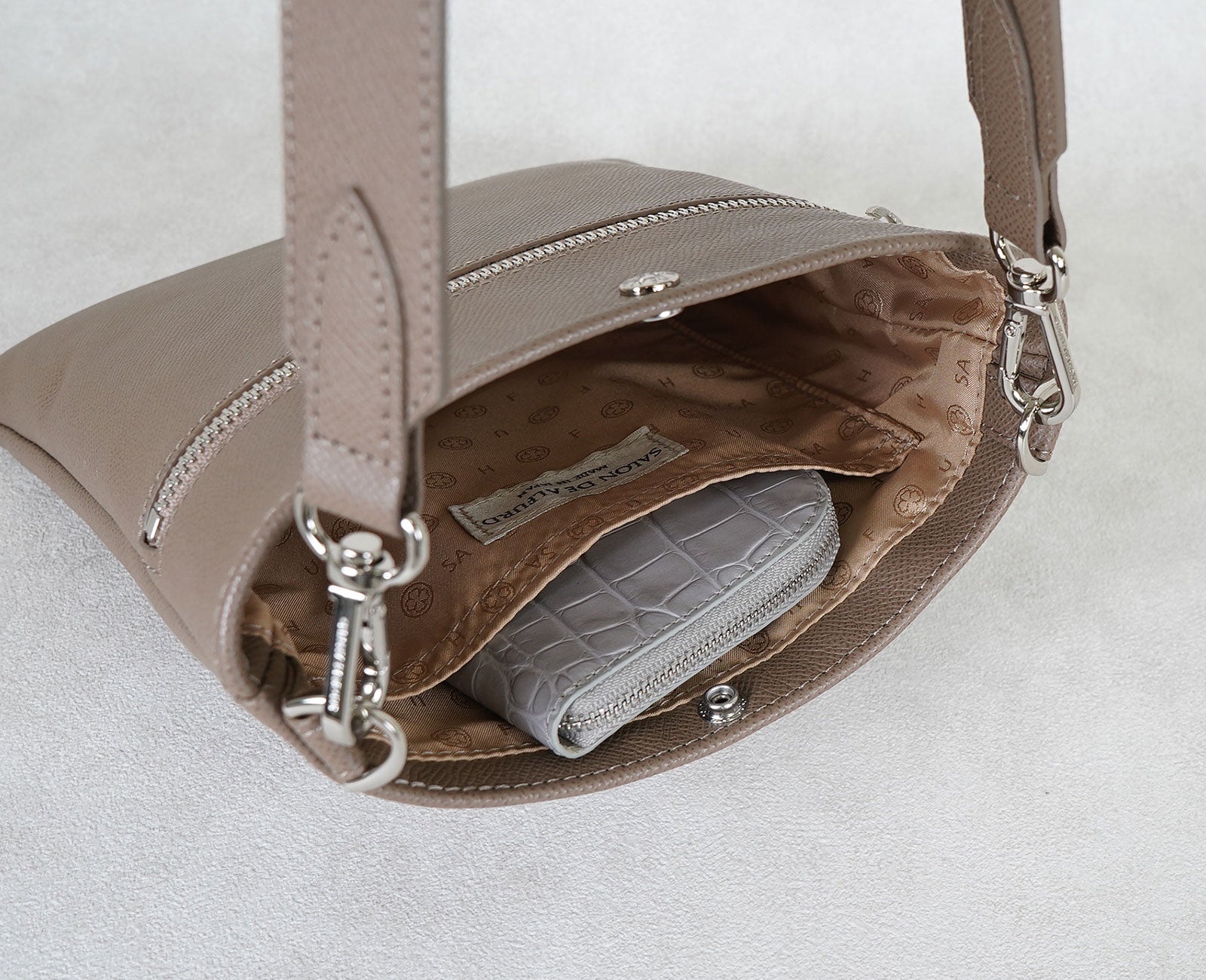 内側には、ミニ財布が入るオープンポケット。小物が迷子にならない設計です