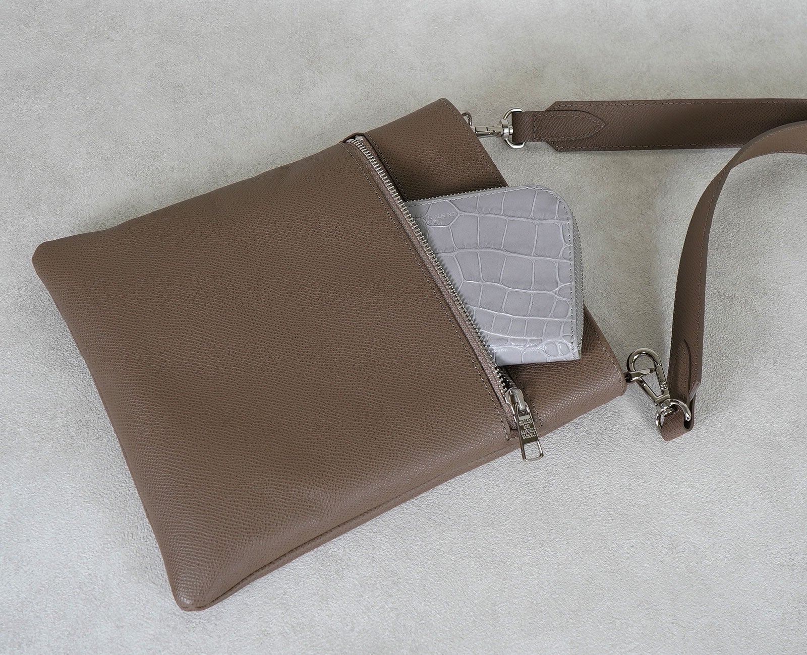 ミニ財布が入る、便利な外ポケット。 ファスナー付きで安心感も