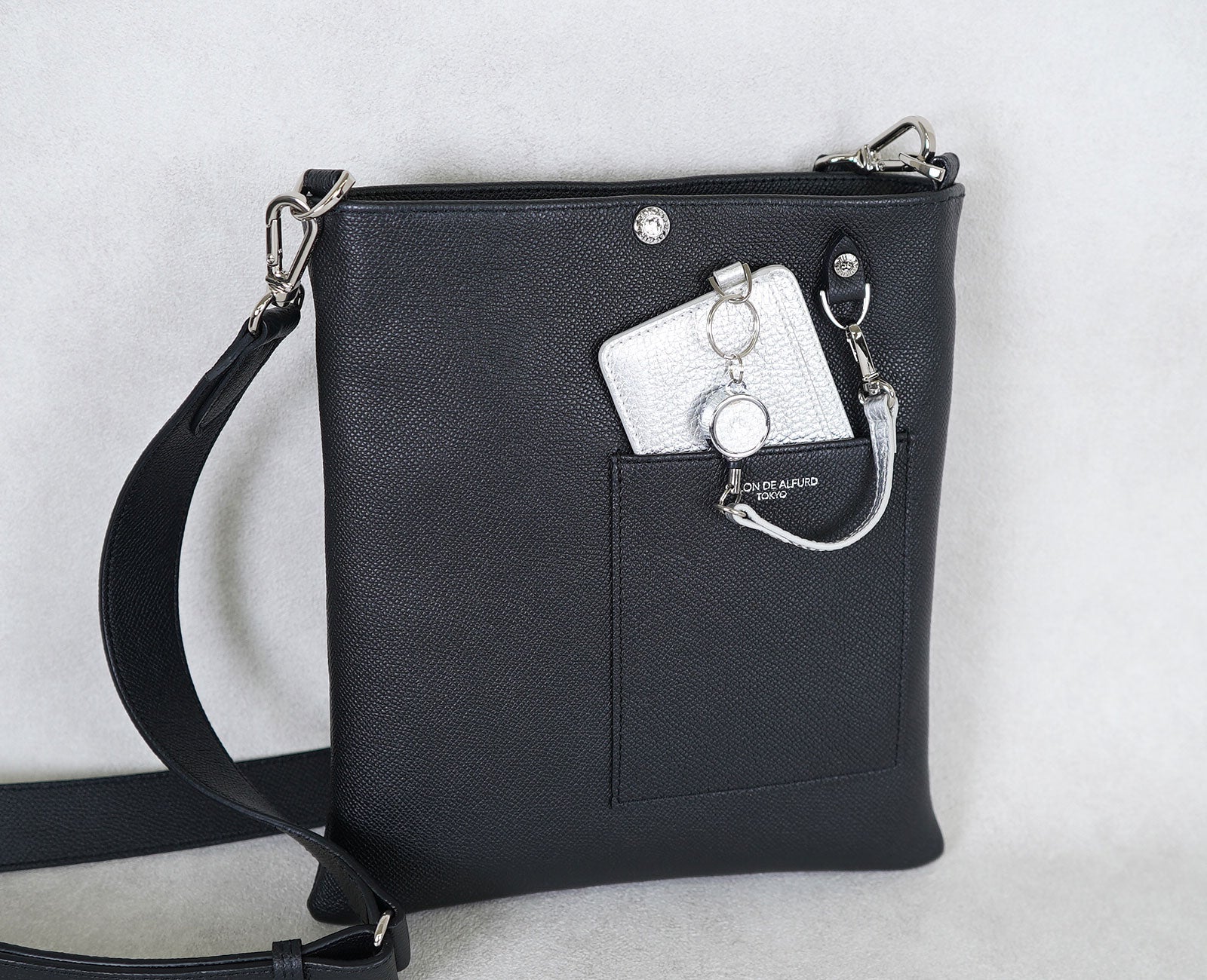 Dカン付きだから、アレンジも自在。
別売のパスケースをDカンに付けて、そのままポケットに収納することもできます。
サングラスやチケットなどの小物も、すっきりと整理可能です。