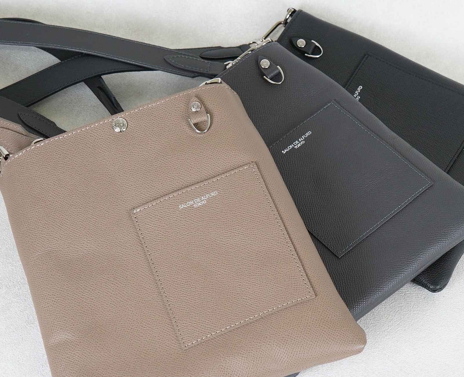 裏面にもうれしい収納スペース。シンプルなデザインのオープンポケット付き