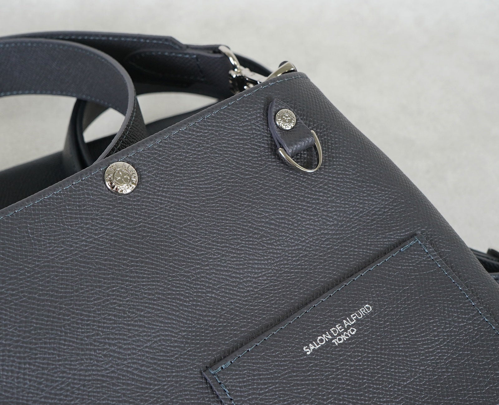 幸運の象徴、四葉のクローバーをアクセントに。ポケットやスナップボタンにもさりげなくデザイン