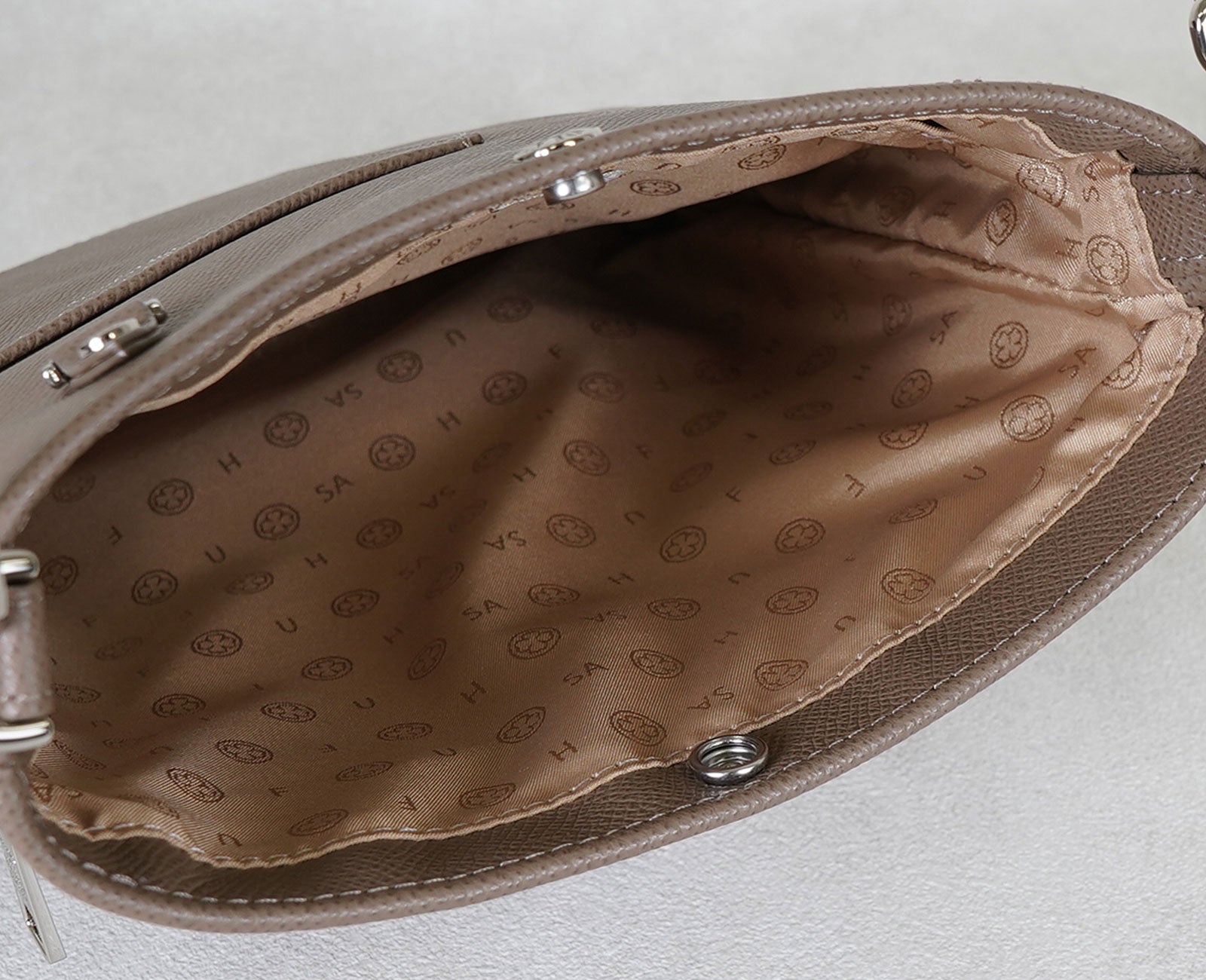 内側に忍ばせた、幸運のメッセージ。 四つ葉×「HAPPY FOR YOU」の想いを込めた、上質な裏地デザイン