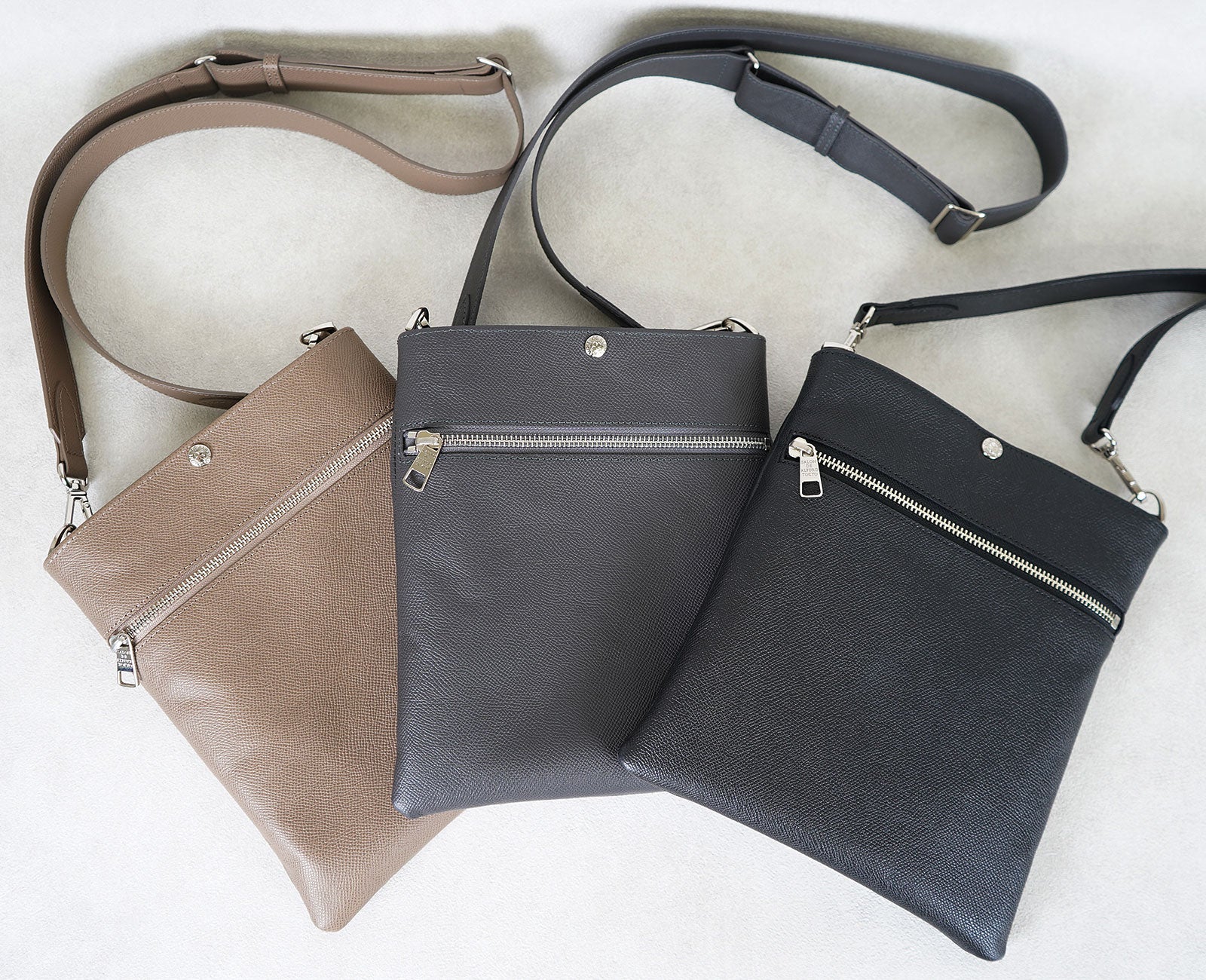 3色展開のカラーバリエーション。トープ・グラファイト・ブラックはいずれも上質で美しい色合い