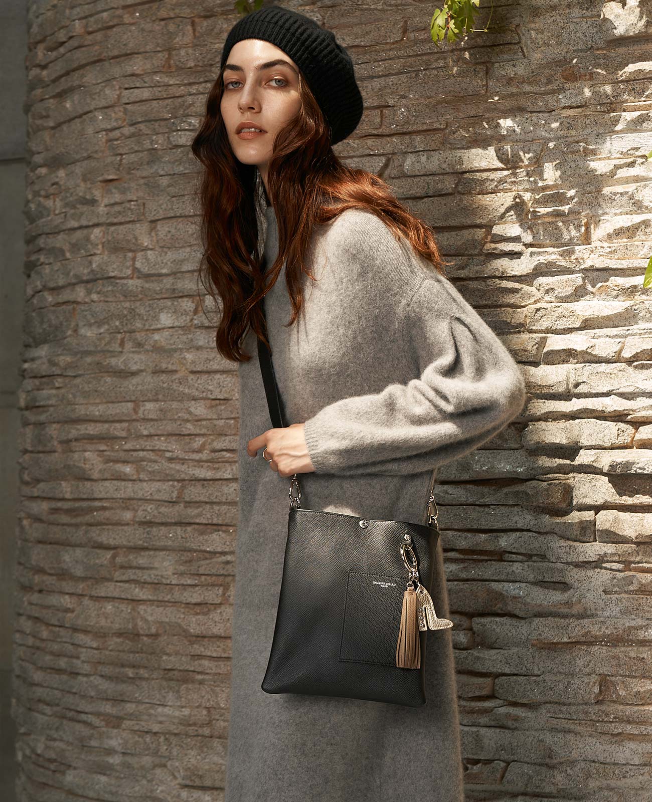 モデル着用カラー：ブラック※チャームは別売です