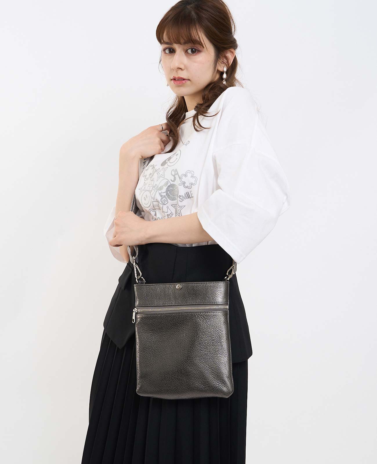 【美品】サロンドアルファード　スマイル スマポッシェ　ガンメタ SALON DE ALFURD TOKYO スマホショルダー スマホポーチ スマホ