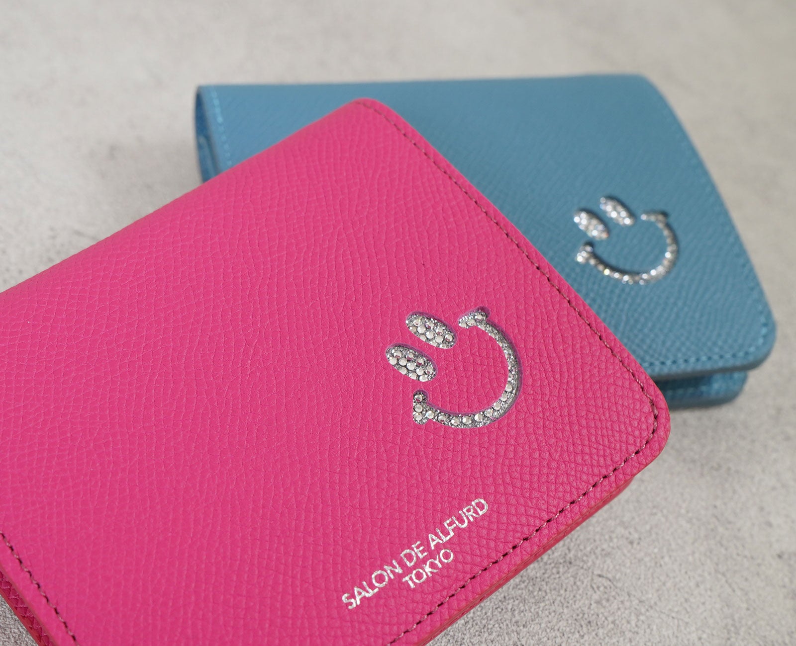 愛らしさを添えるクリスタルの煌めき