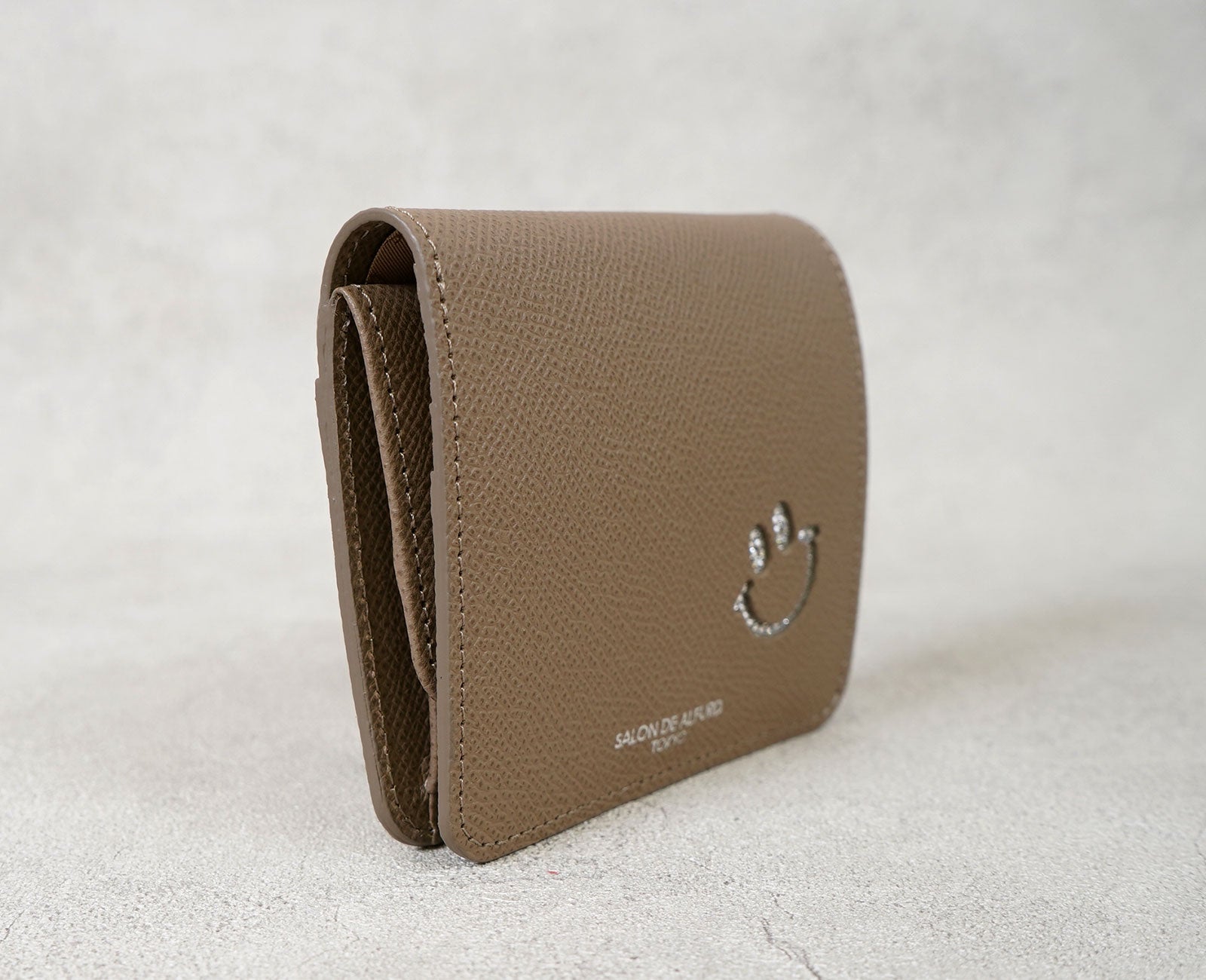 手に「すっ」と馴染む、スリムなボディ