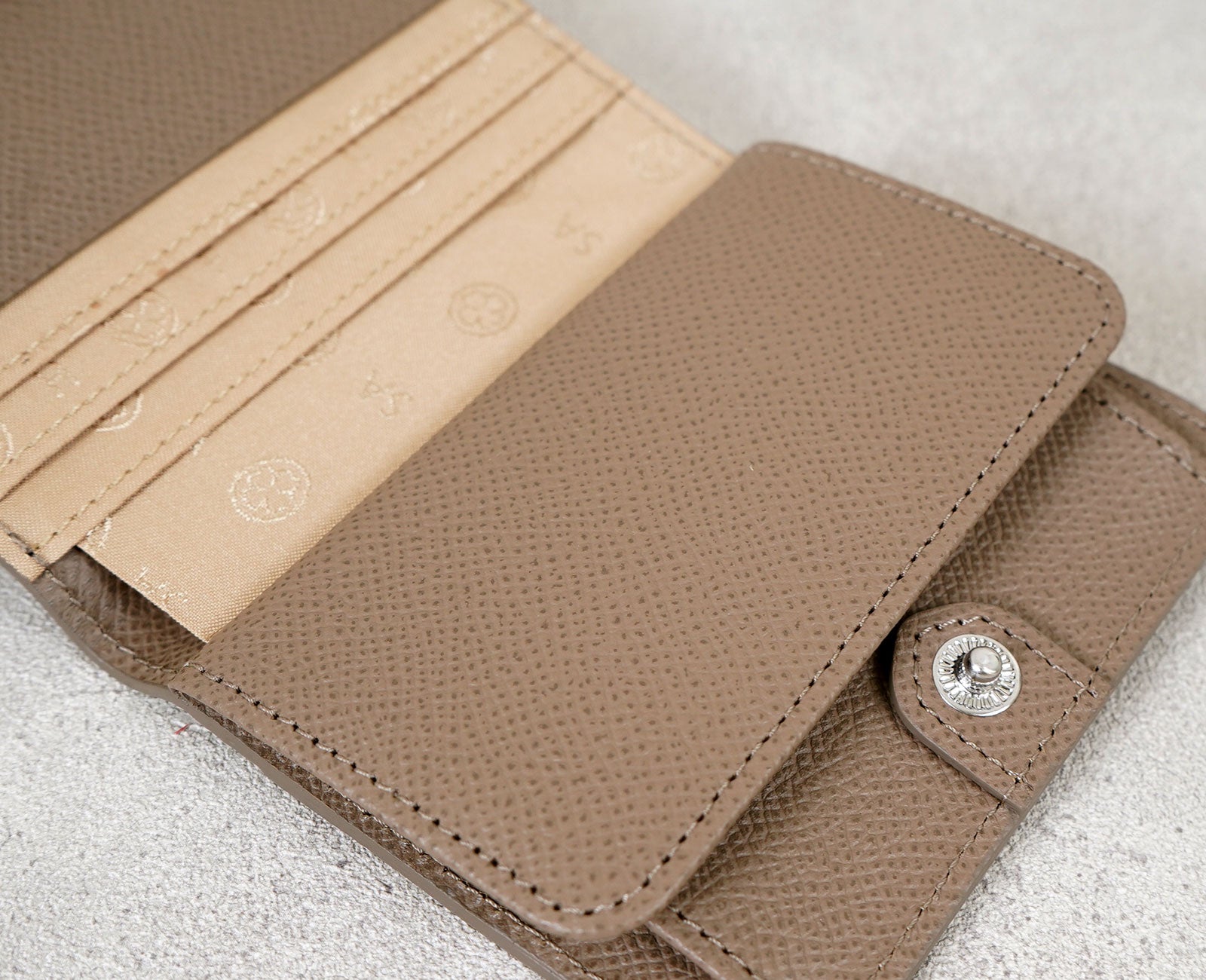 お財布全体がスリムなボディになるように、小銭入れのふたのデザインを工夫