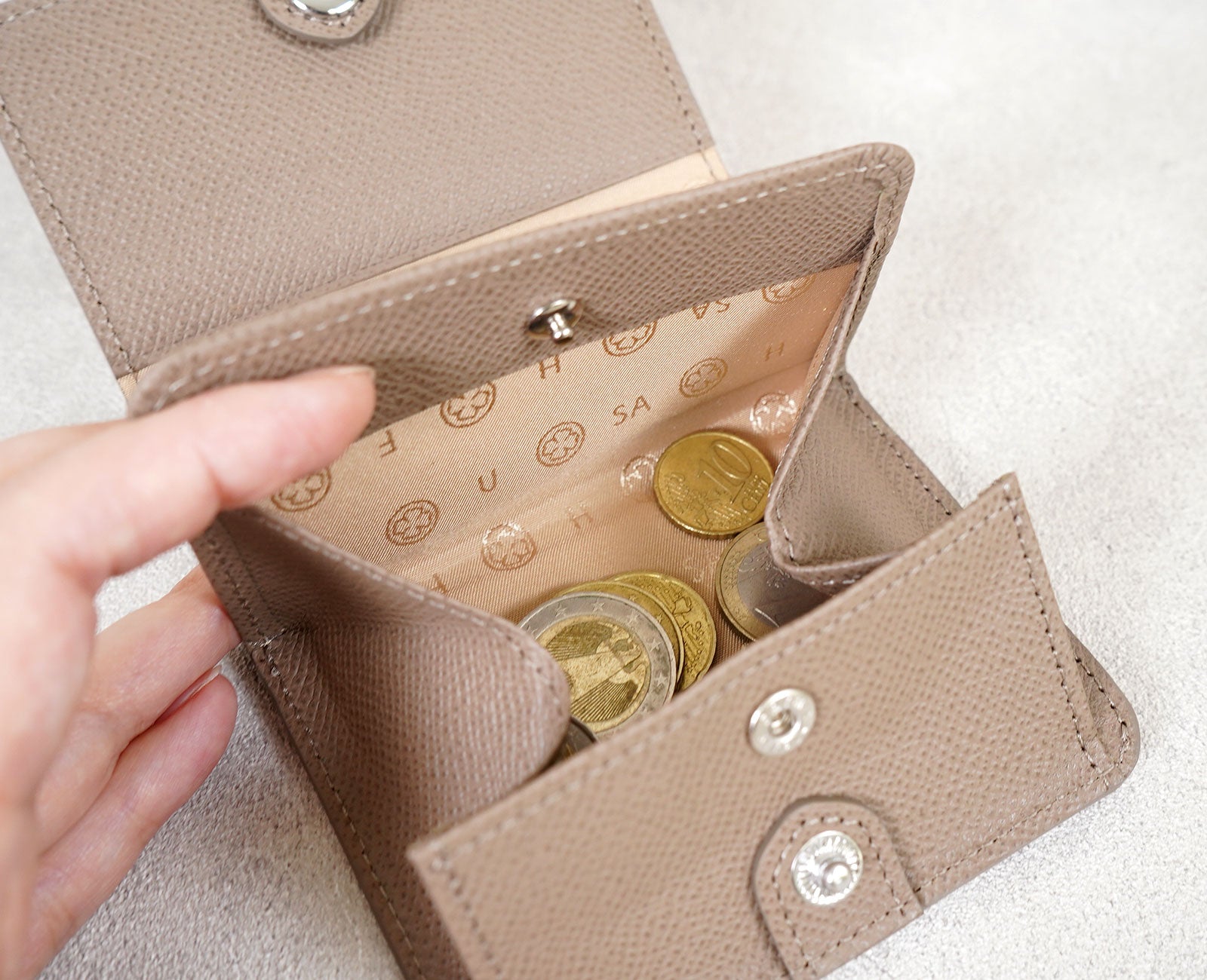 小銭が見渡しやすく取り出しやすい、深めのマチのコインケース