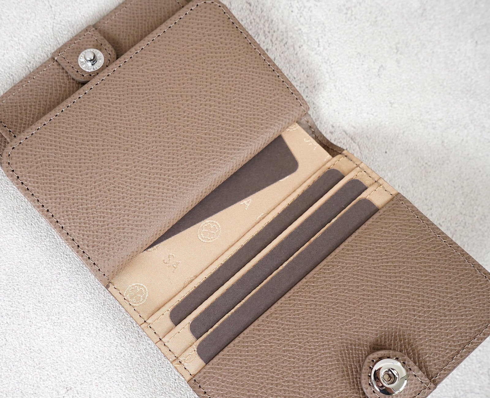 お財布を開いたらパッと見渡せるカード入れ