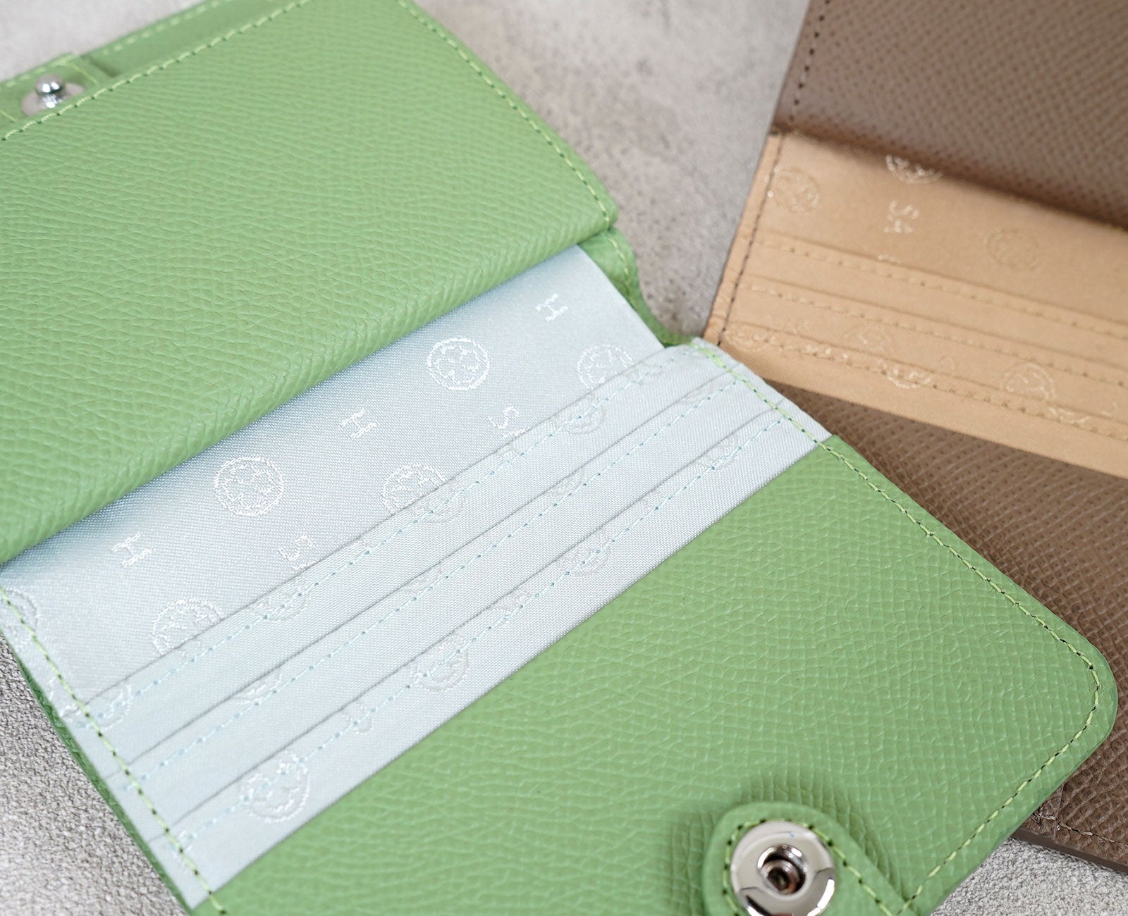 「幸せを届けたい」という想いを込めた、オリジナルデザインの裏地