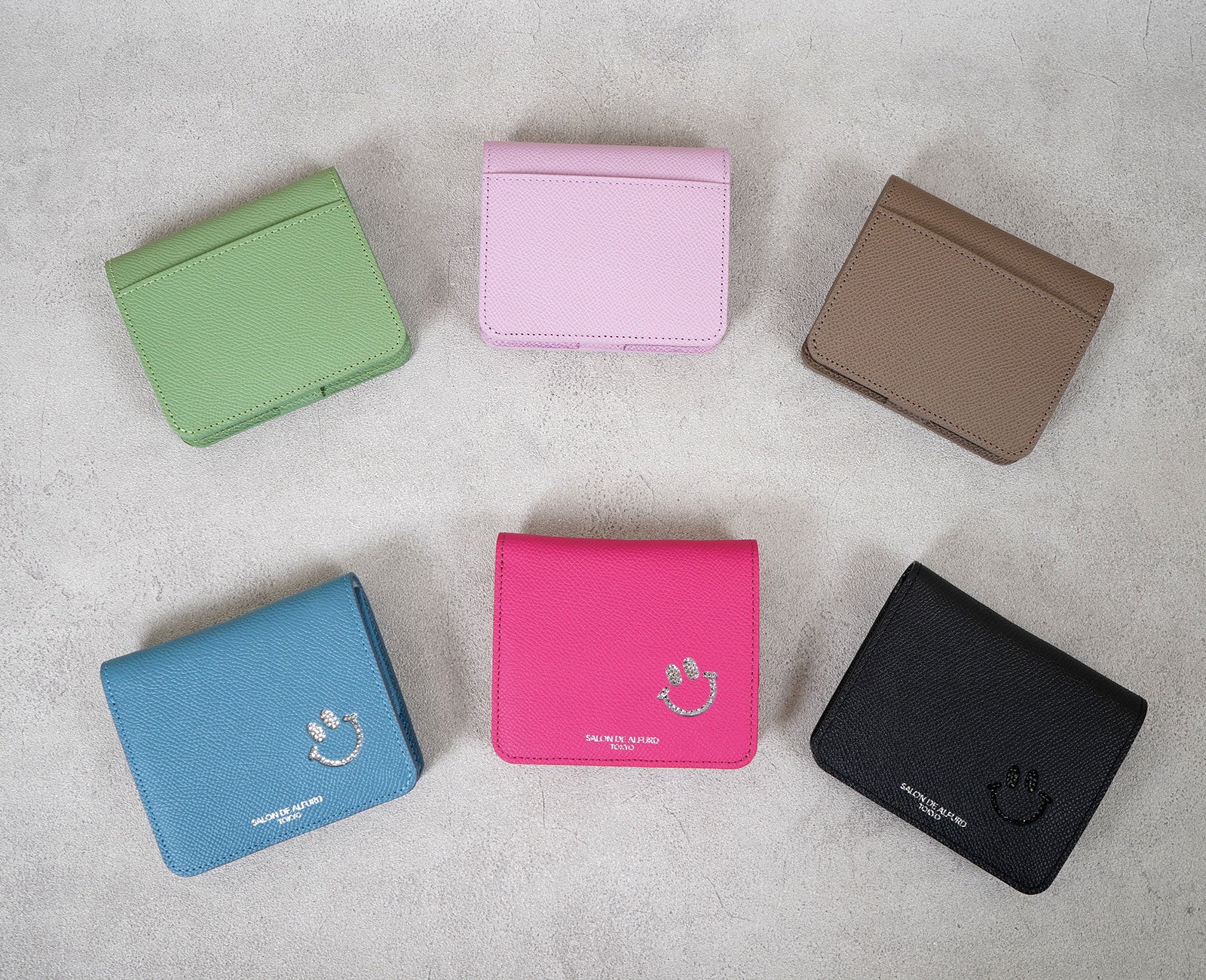煌めくスマイルと美しいカラーに心弾むデザインのミニ財布