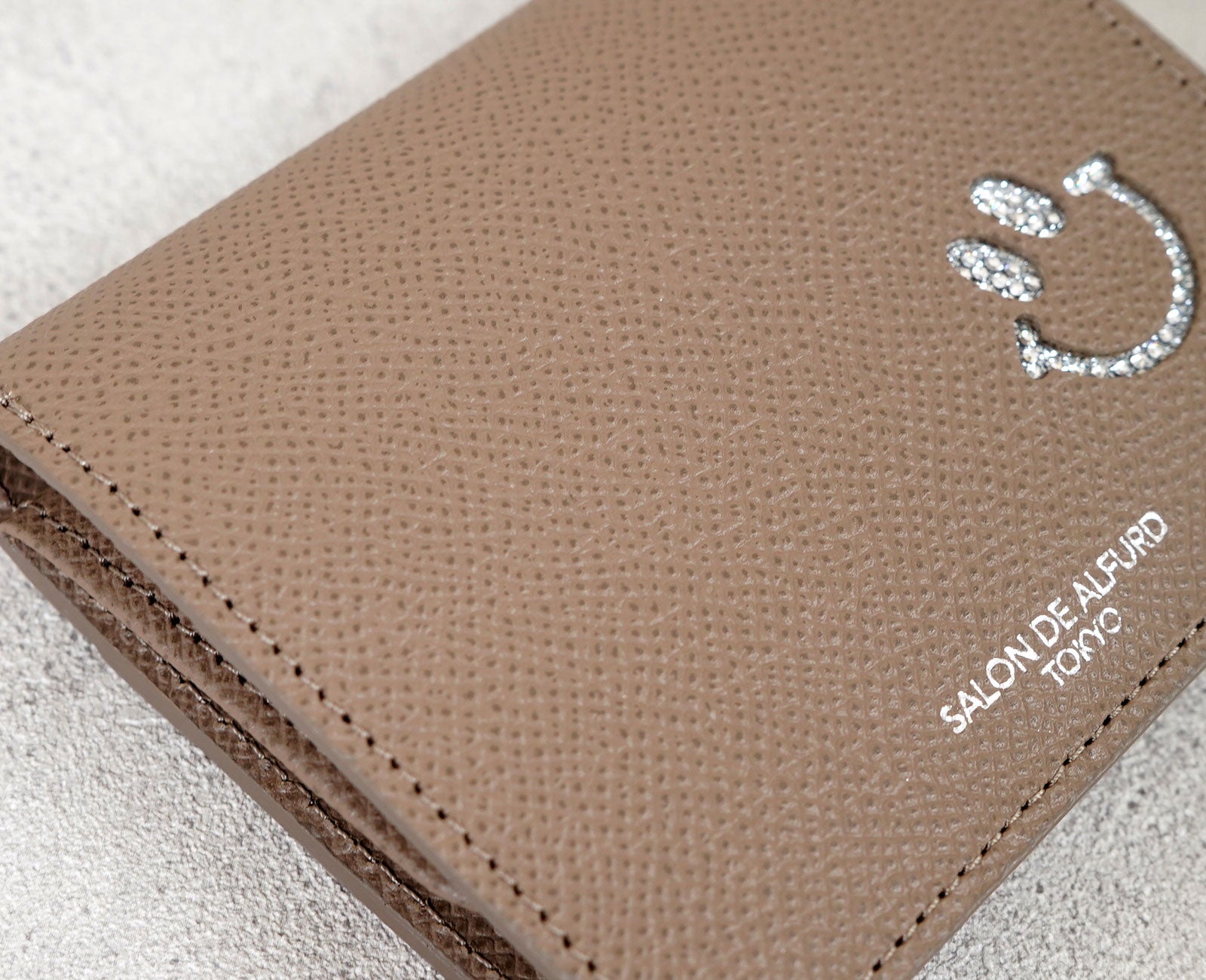 目を奪うほどの美しい質感と、上品な佇まいはまさに本物の証