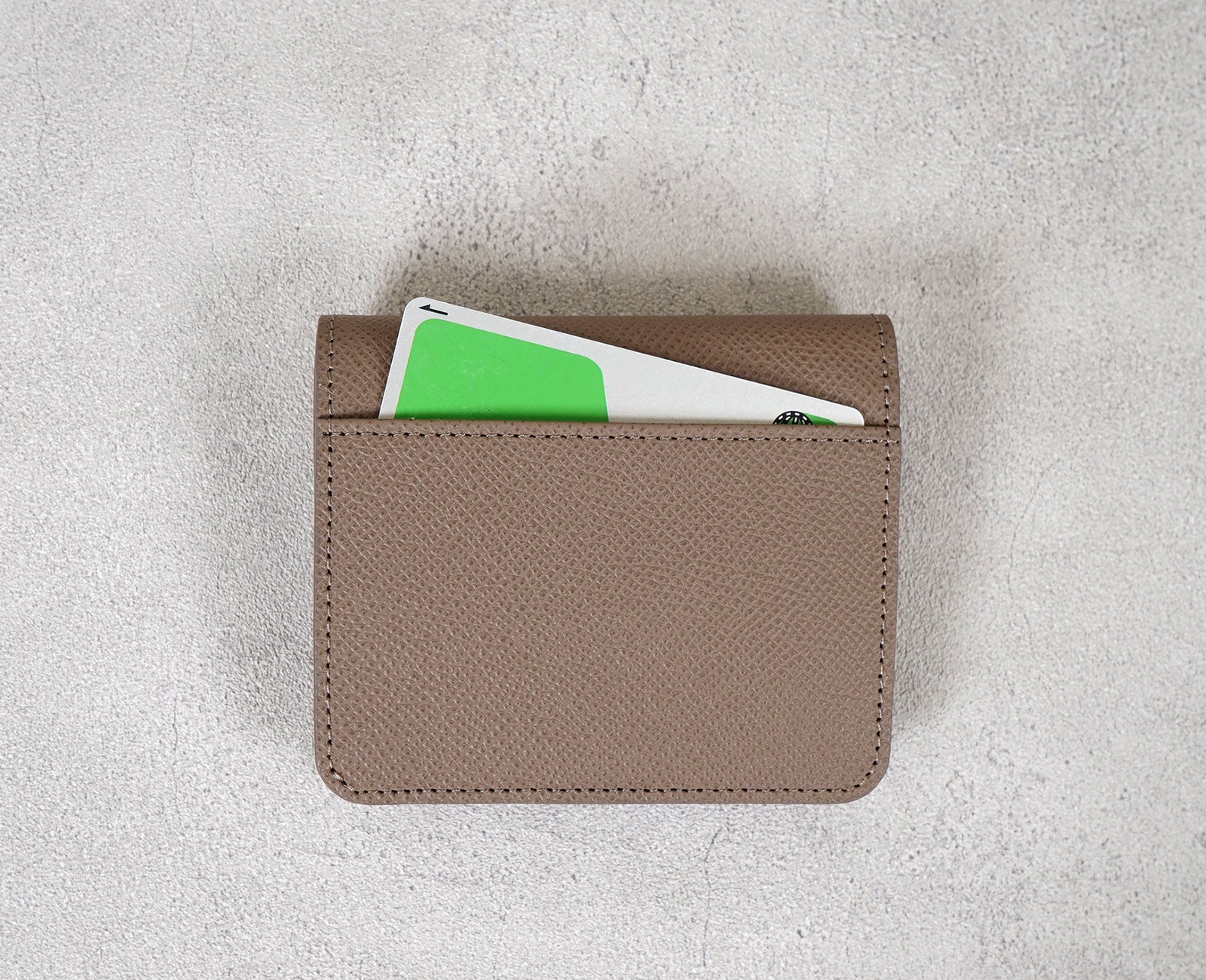 裏面ポケットには、ICカードや名刺などを入れて