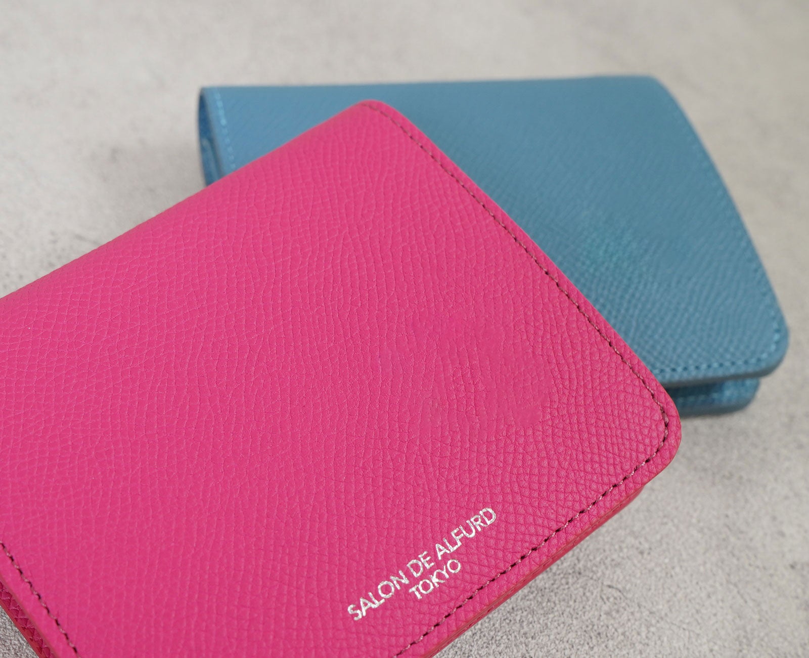 ひとめ目で伝わる上質感を堪能できるミニ財布