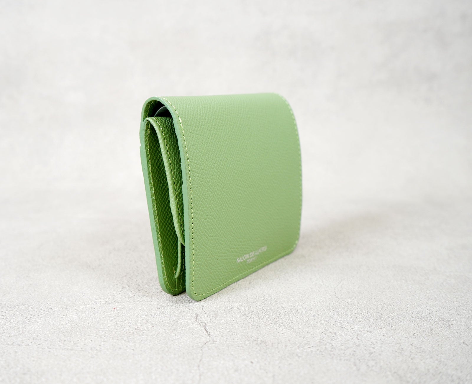 手に「すっ」と馴染む、スリムなボディ