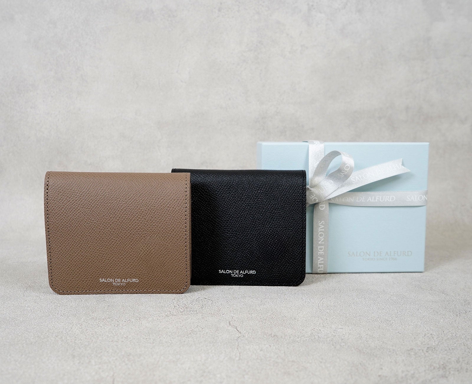 日本の職人による手仕事で丁寧に仕立てられたミニ財布は、大切な方への贈り物にも（※写真はイメージです）