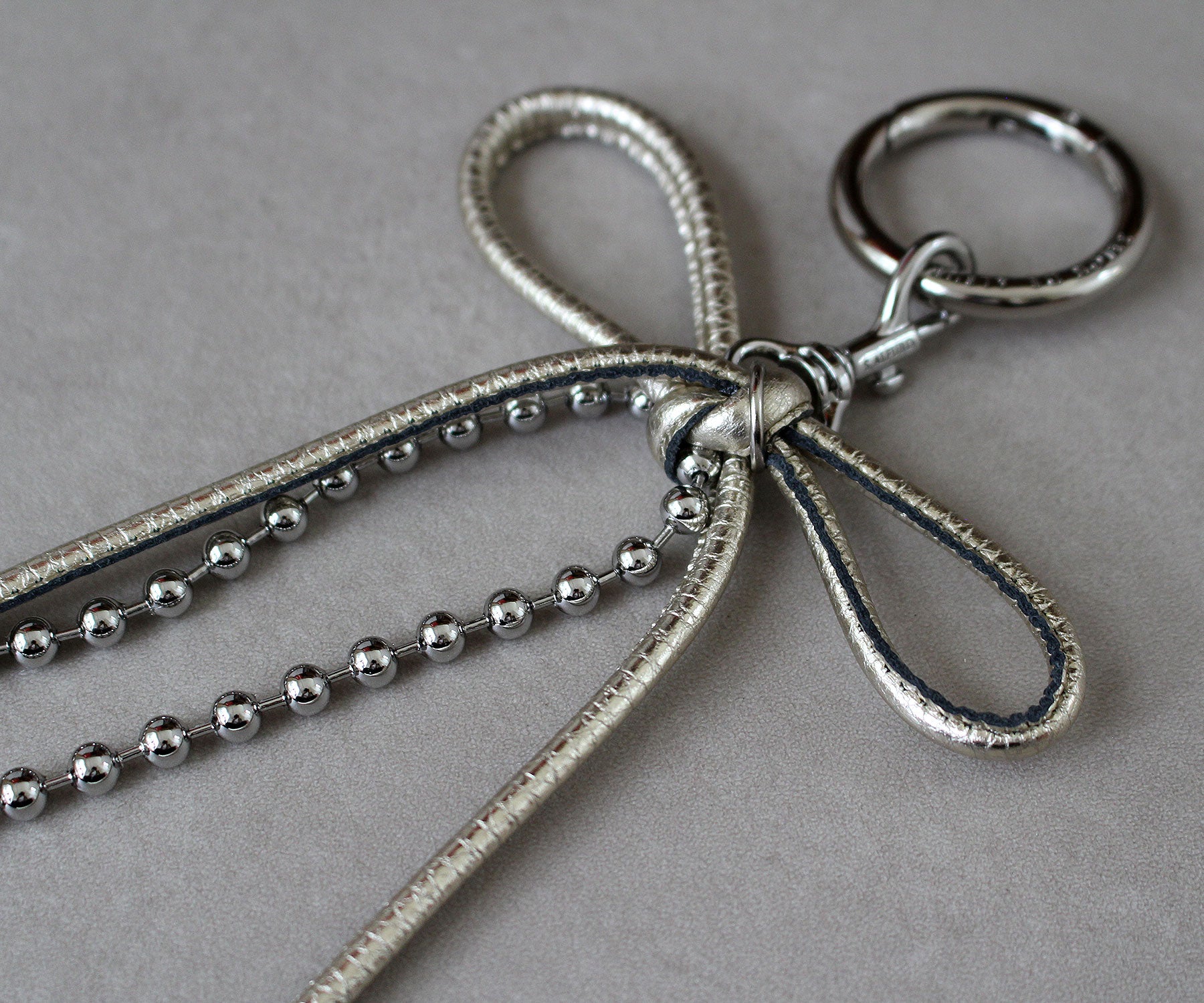 絶妙なボリューム感で、立体的に仕上げたリボン