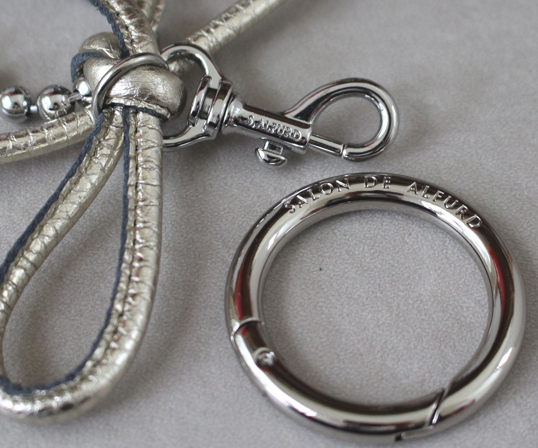 取り外し可能なリングで、バッグチャームだけでなく、キーホルダーやスマホチャームとしても使用可能