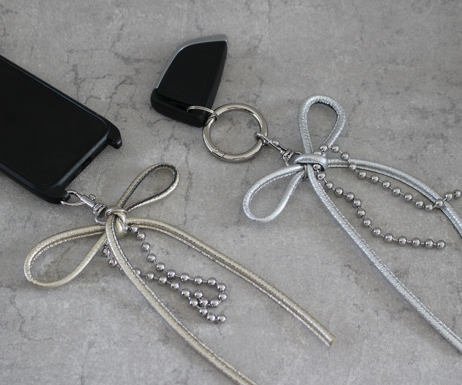 ゴールド、シルバー（左から順）スマホチャームや、キーホルダーやスマホチャームとしてもおすすめ