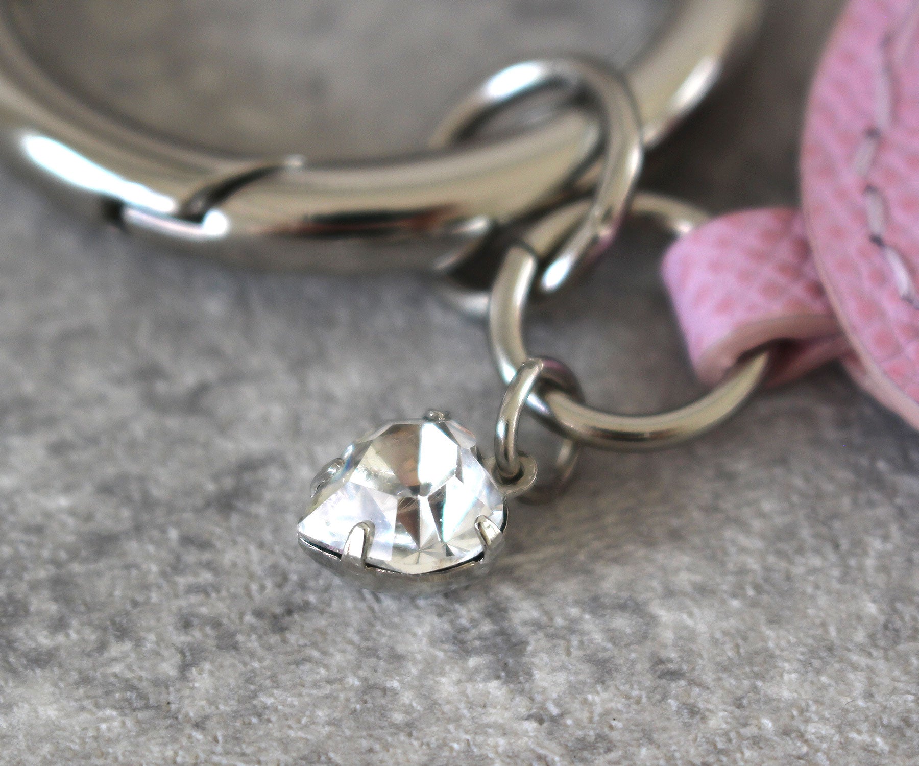 上品に輝く、ハート型のクリスタルガラス。