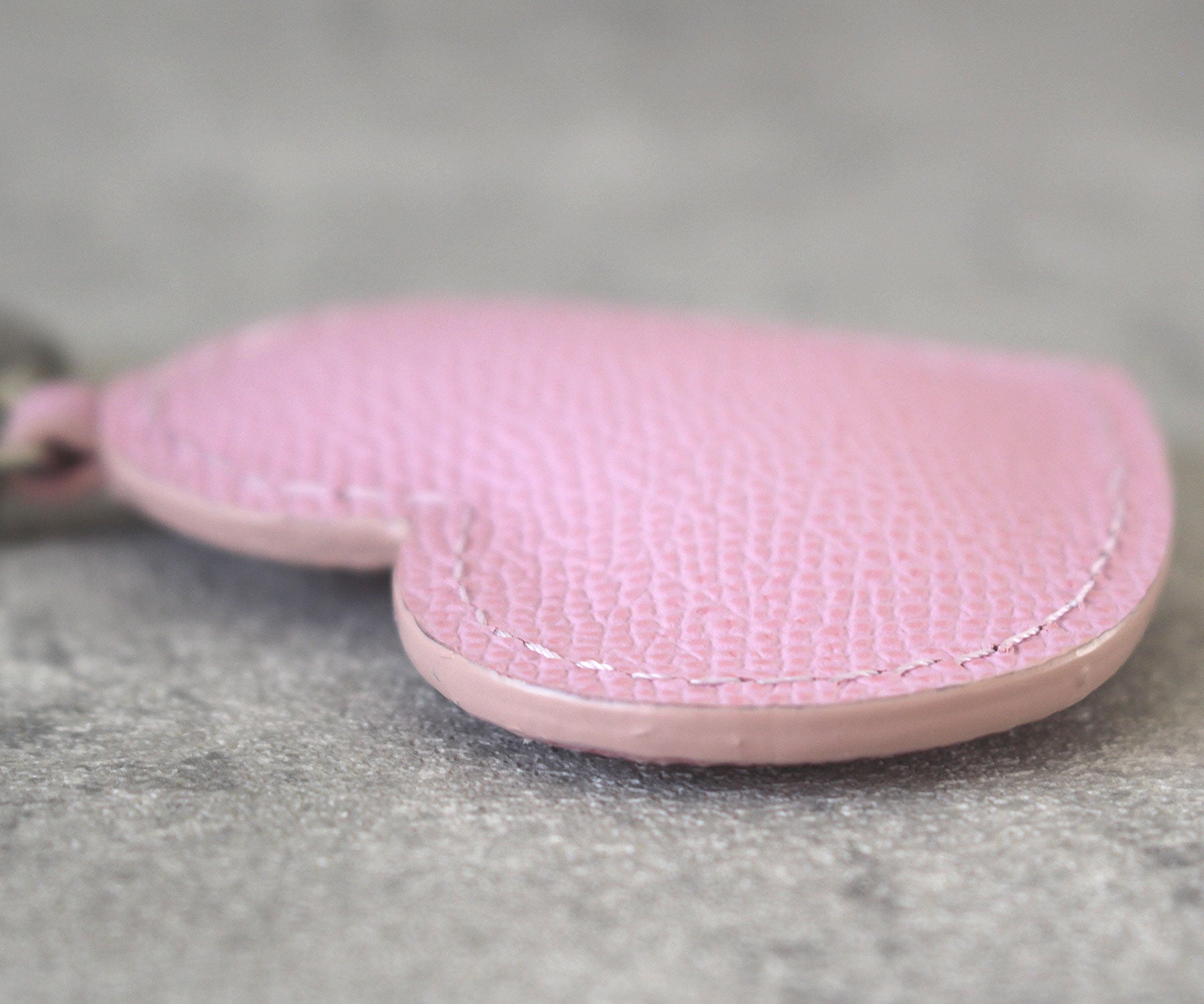 一つひとつ丁寧な手作業で仕立てられた逸品。