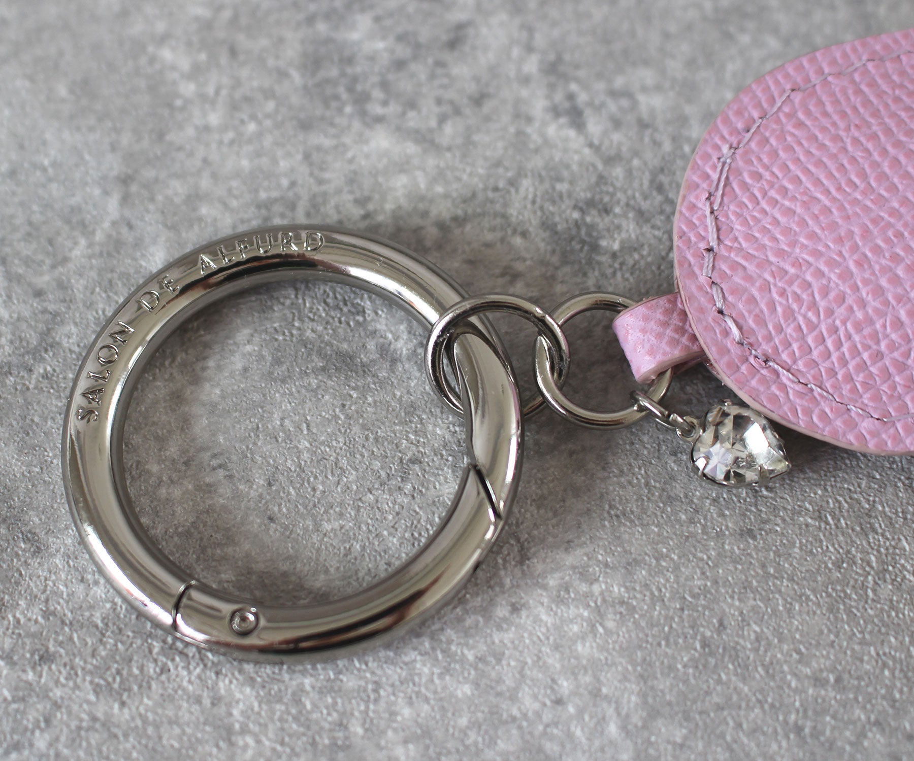 上品なロゴ入りリングで、着脱もスムーズに。