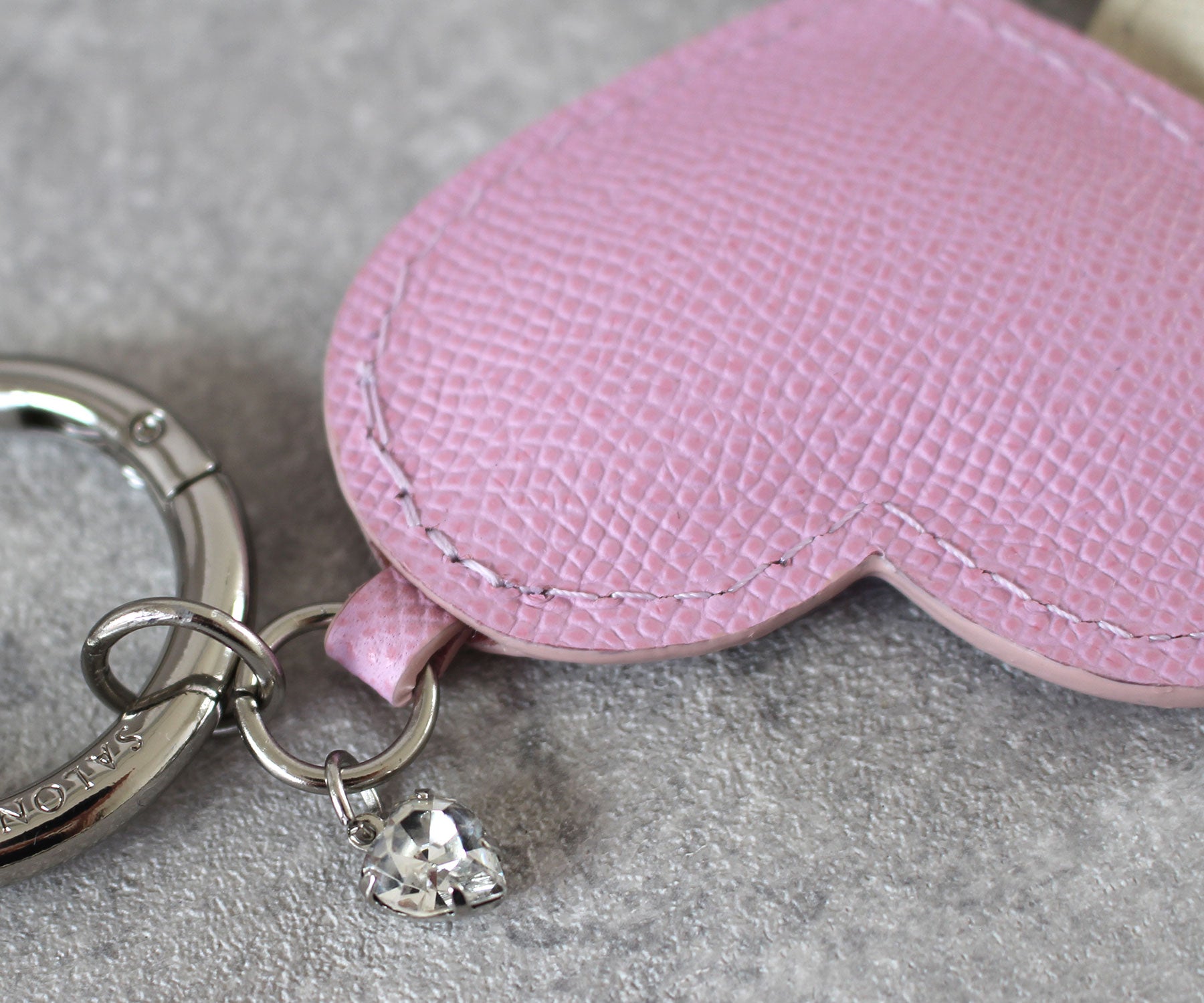 レザーとクリスタルが織りなす「二つのハート」。