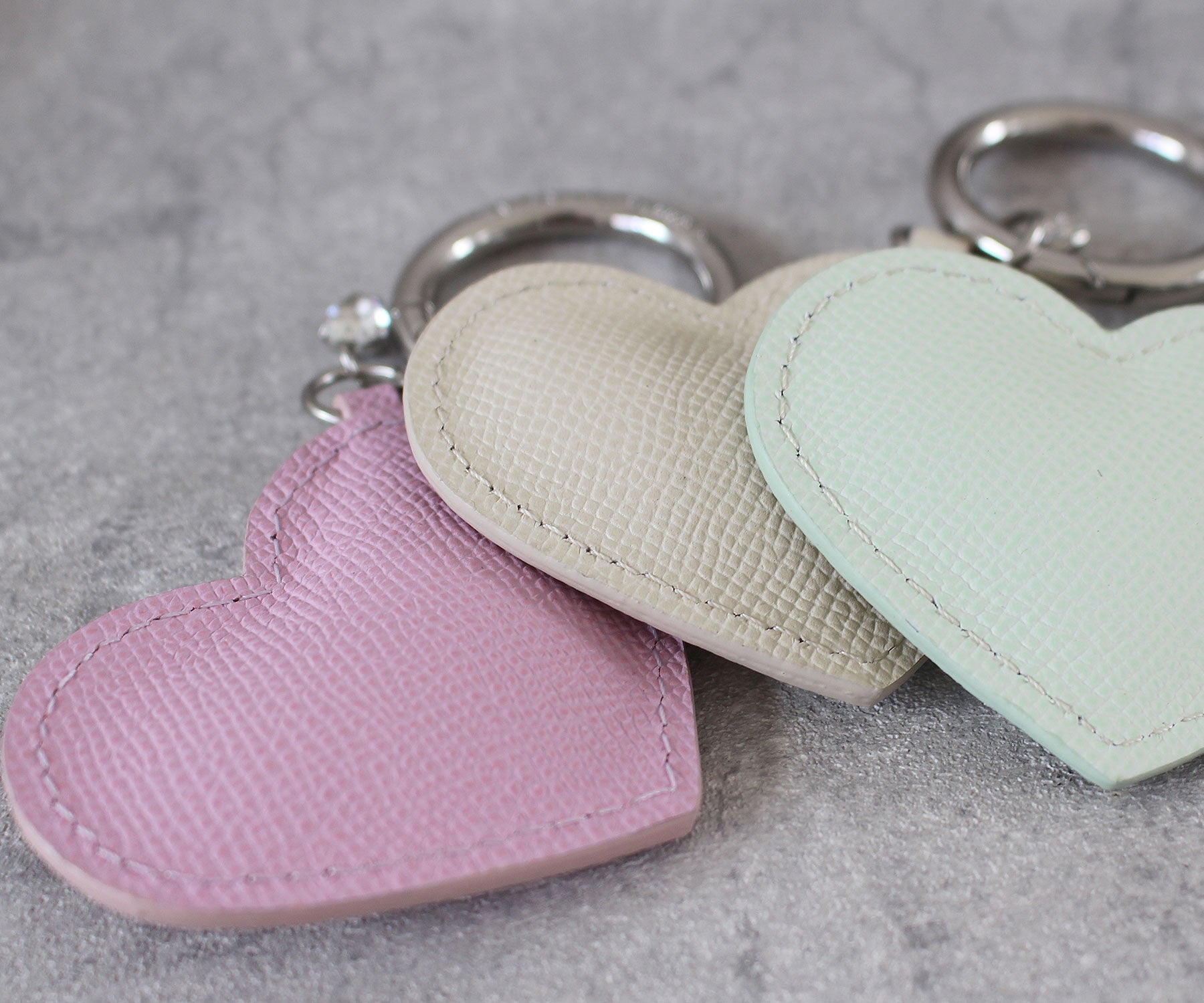 染色の美しさが映える、上品なパステルカラー。