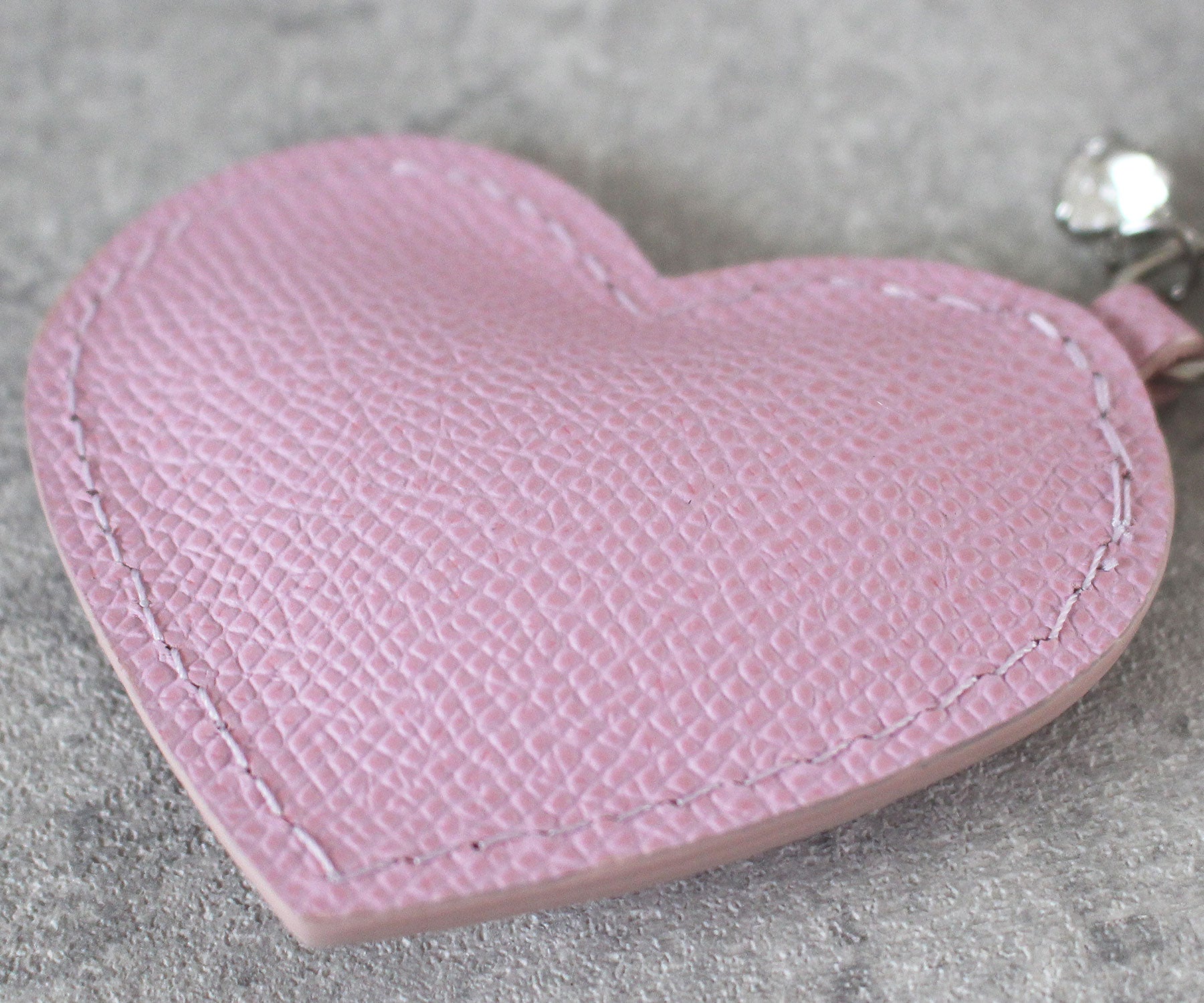 世界のトップメゾンでも愛され続ける最高クラスのカーフスキンを採用。