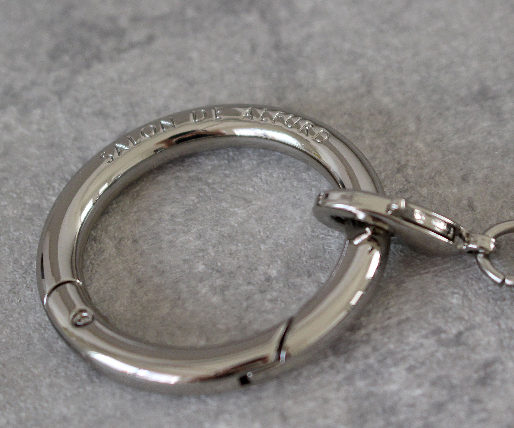 使いやすさと美しさを兼ね備えた、ロゴ入りリング。