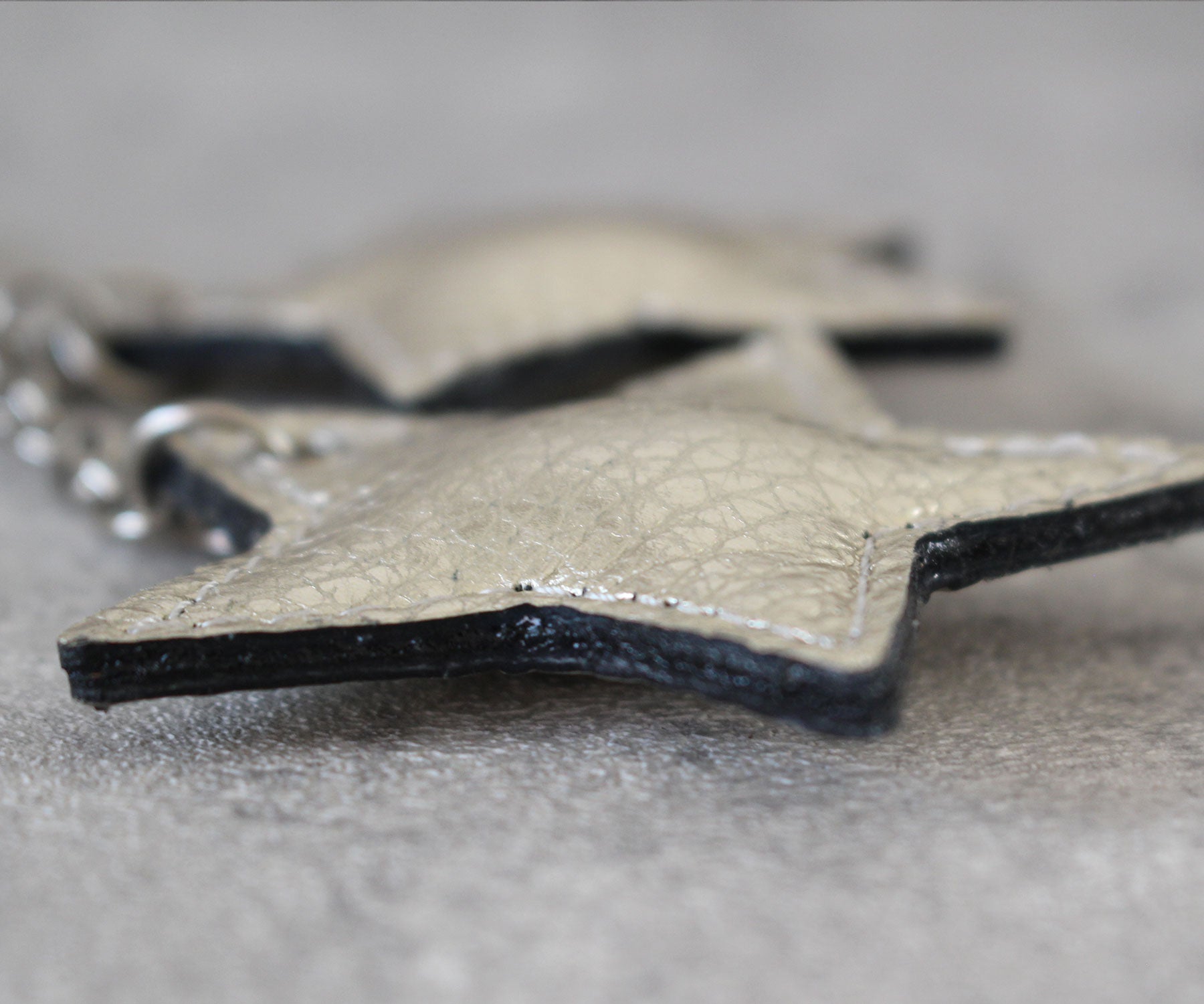 ぷっくりとした立体感のあるフォルム。