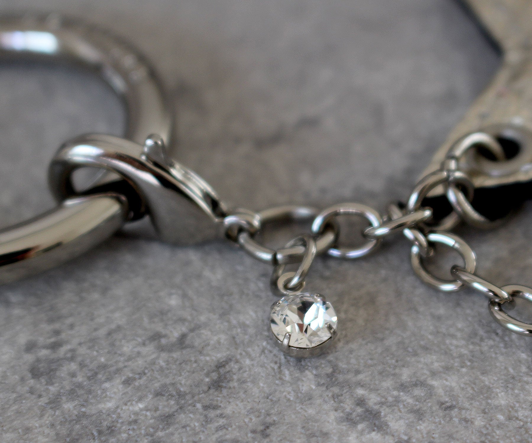 一粒でも際立つ、上品な煌めきを放つクリスタルガラス。