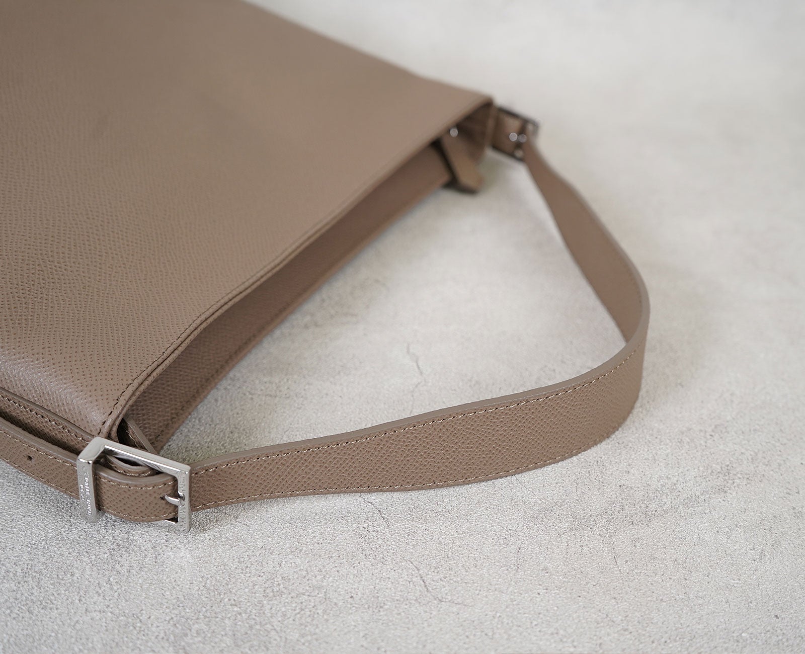 手に馴染む、丁寧なコバ塗で仕上げた美しいハンドル