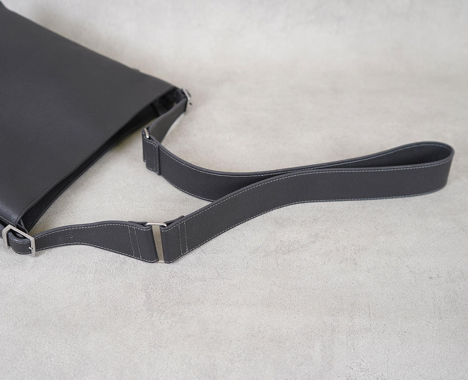 上質レザーのラグジュアリー感を保ちつつ、ロングショルダーで使い勝手もスマートに