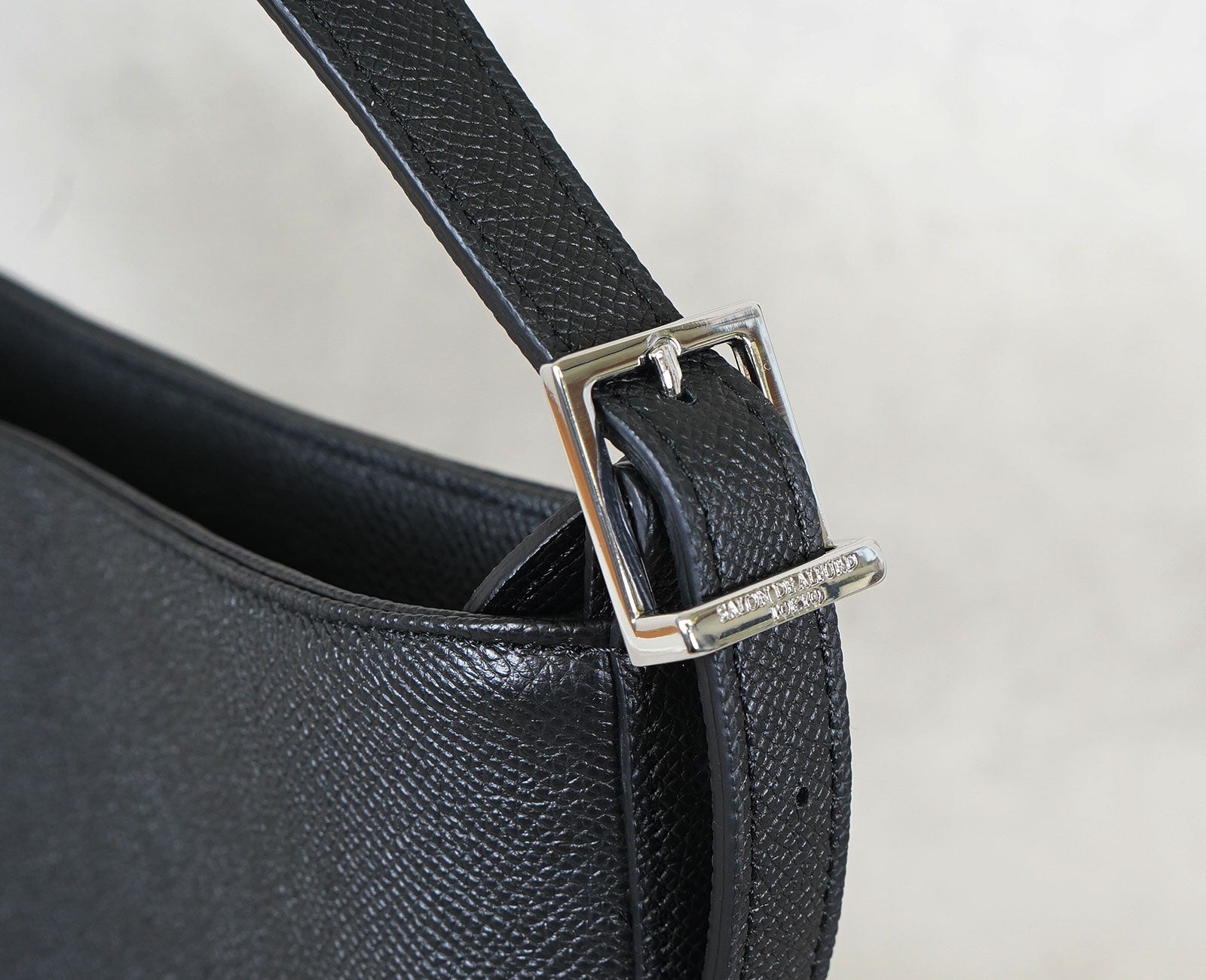 上質を感じる仕上げ、金具にはサロンドアルファードの刻印