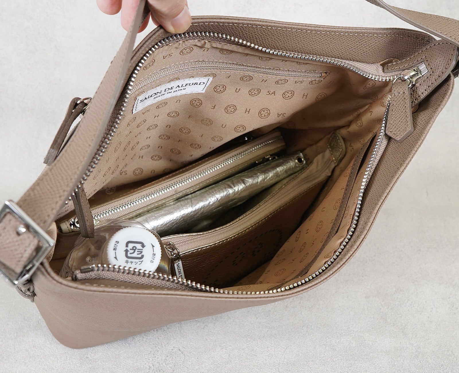 長財布、スマホ、ポーチ、500mlペットボトルも余裕で収まる収納力。ファスナーでしっかり閉じられるので、防犯面も安心です